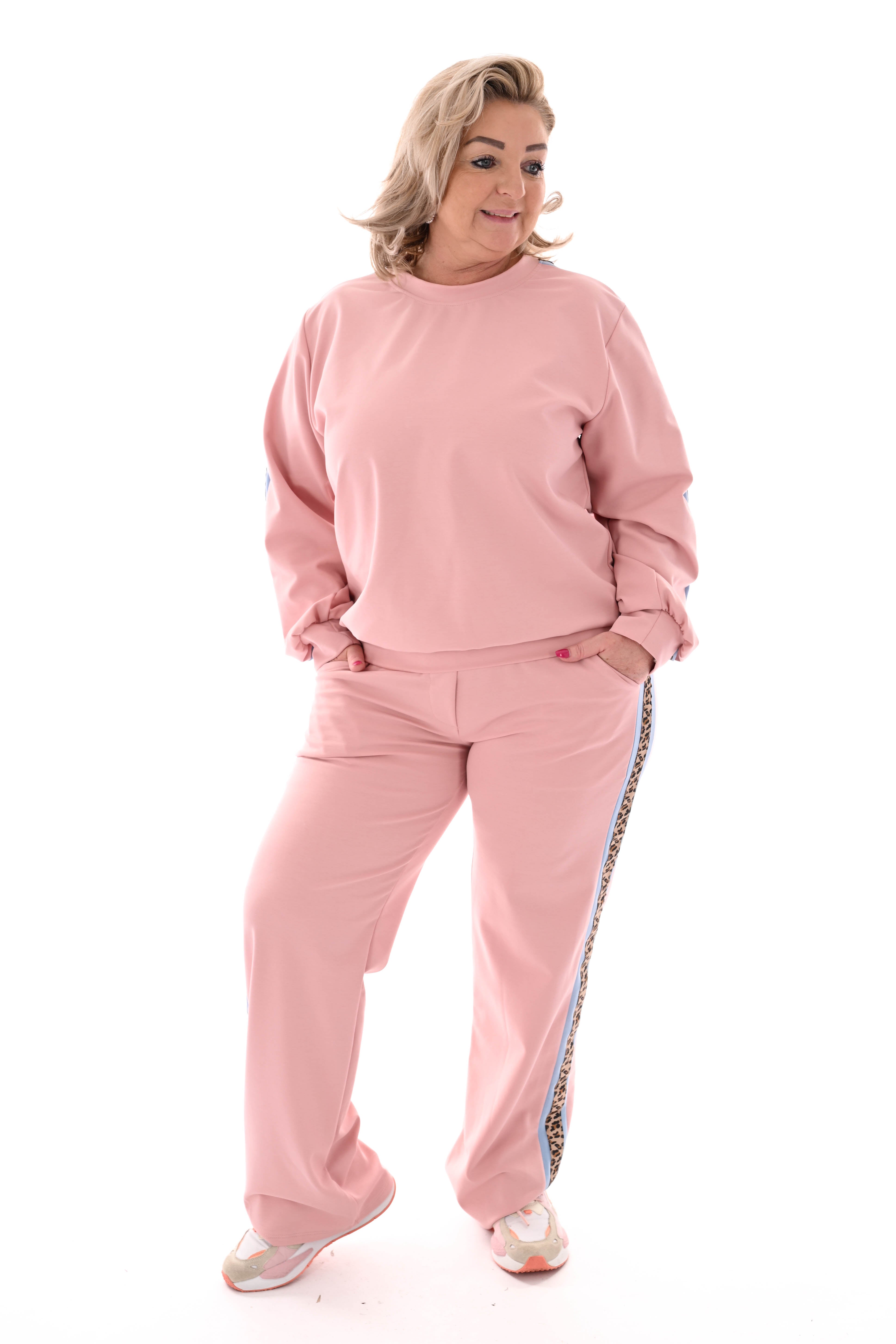 Tweedelig pak met panterbies oudroze