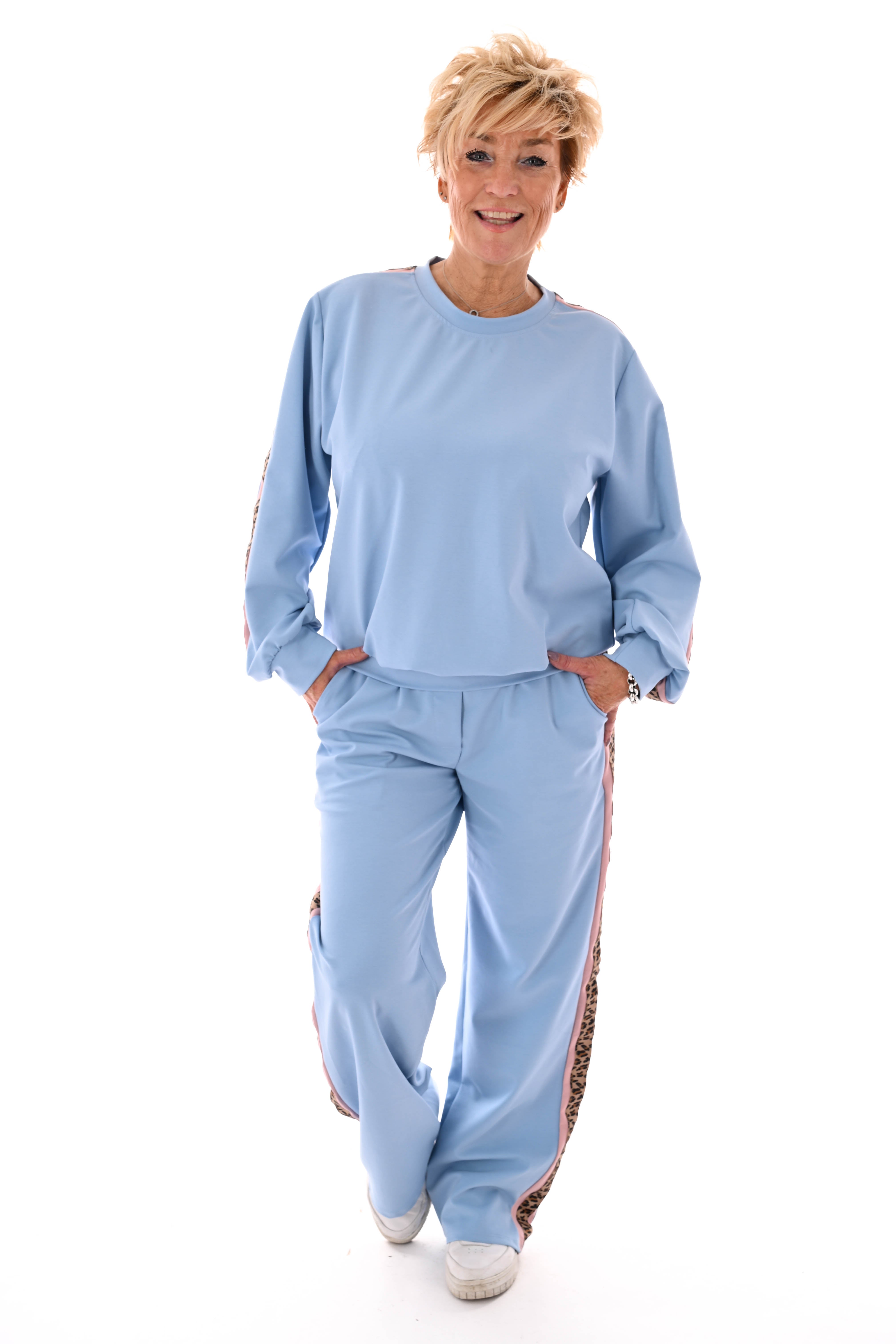 Tweedelig pak met panterbies lichtblauw