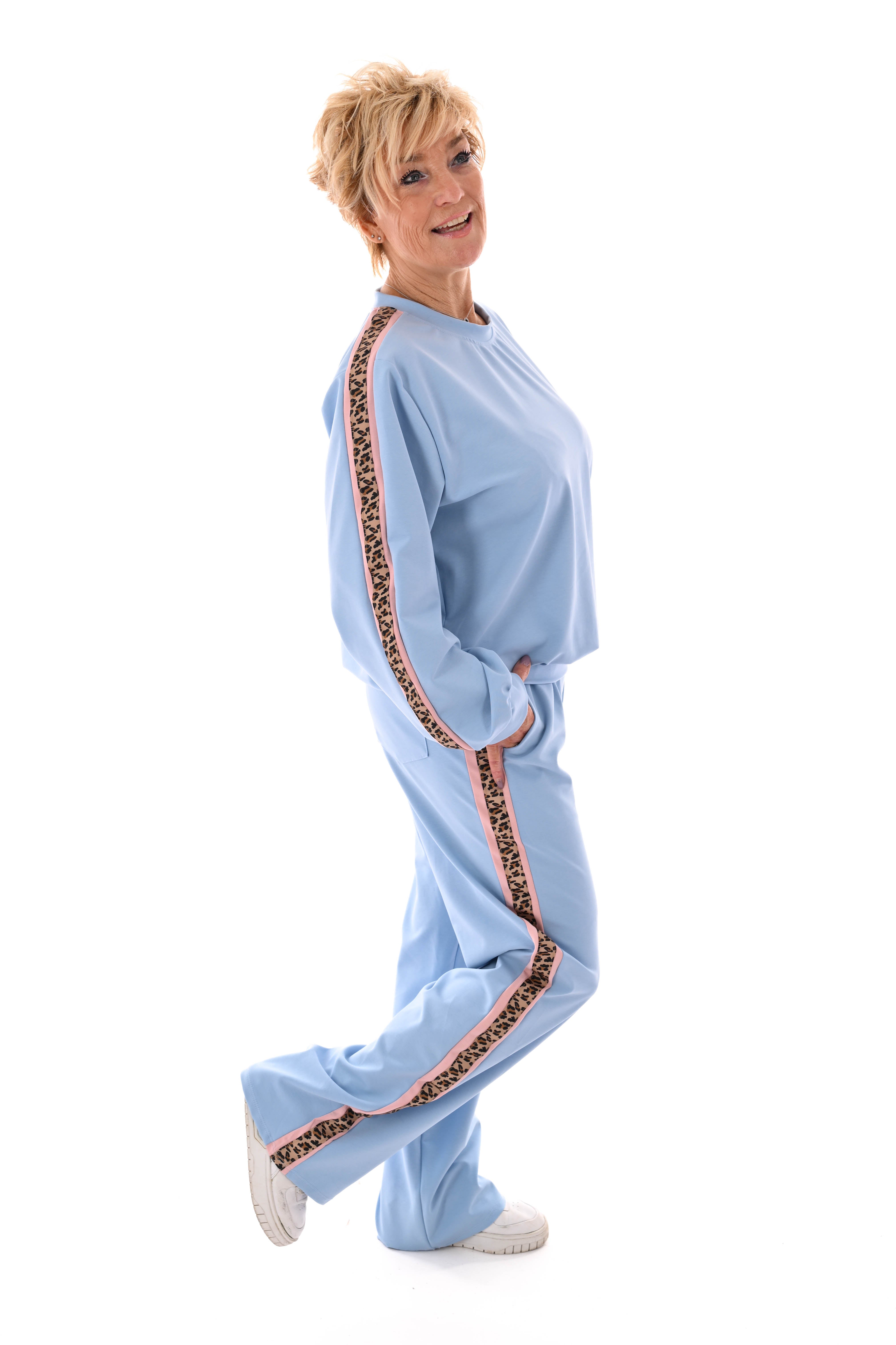 Tweedelig pak met panterbies lichtblauw