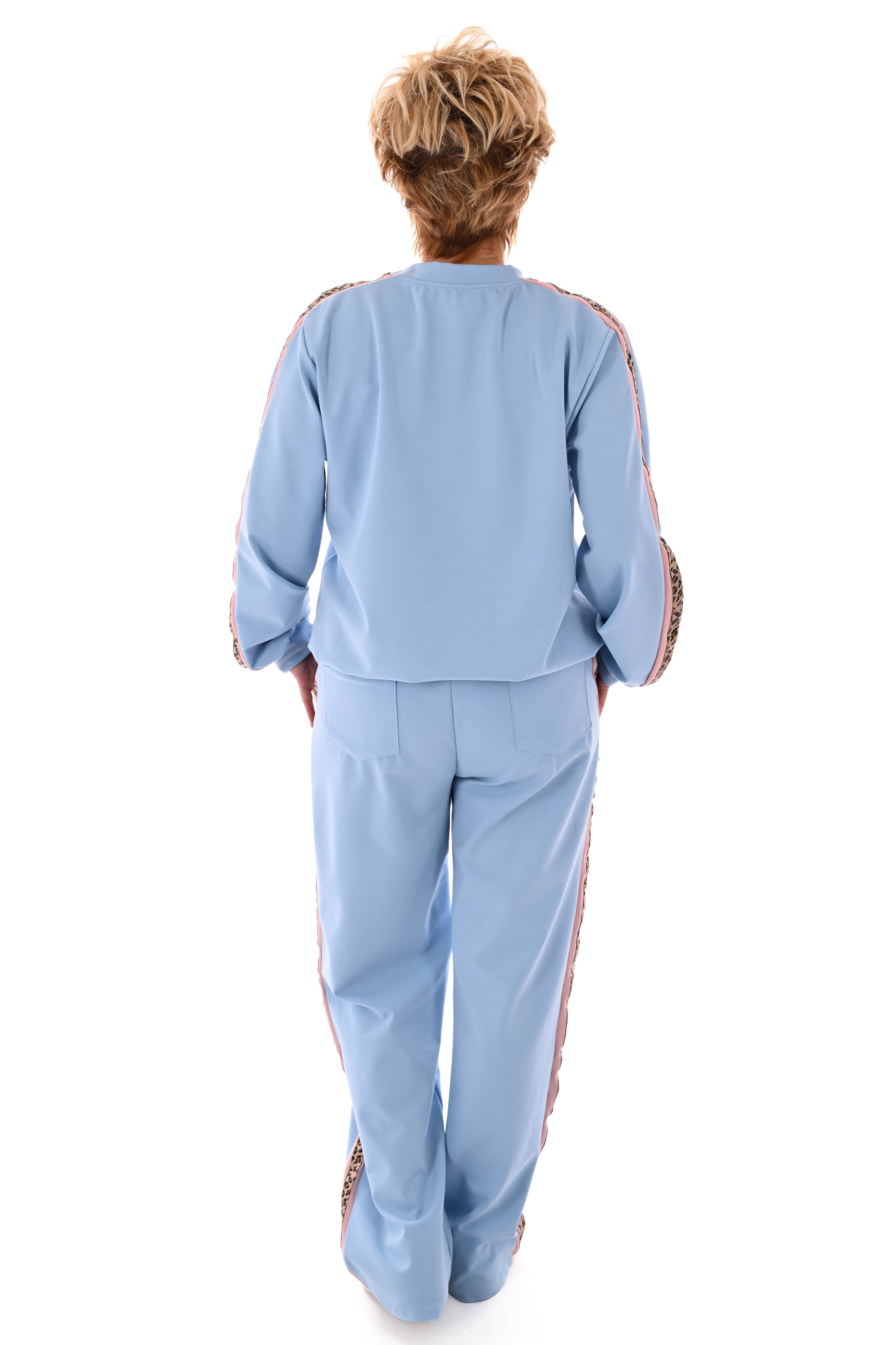 Tweedelig pak met panterbies lichtblauw