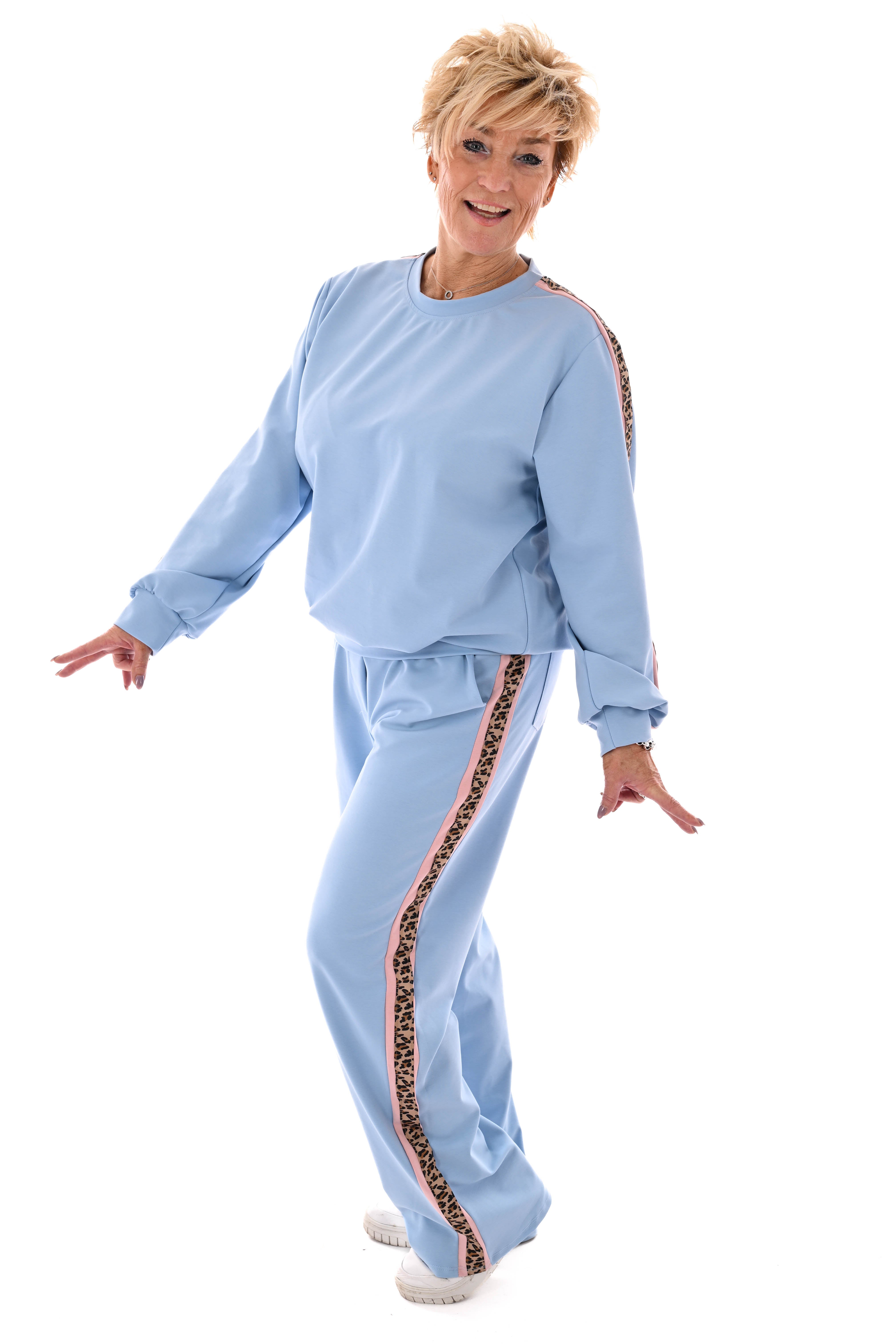 Tweedelig pak met panterbies lichtblauw