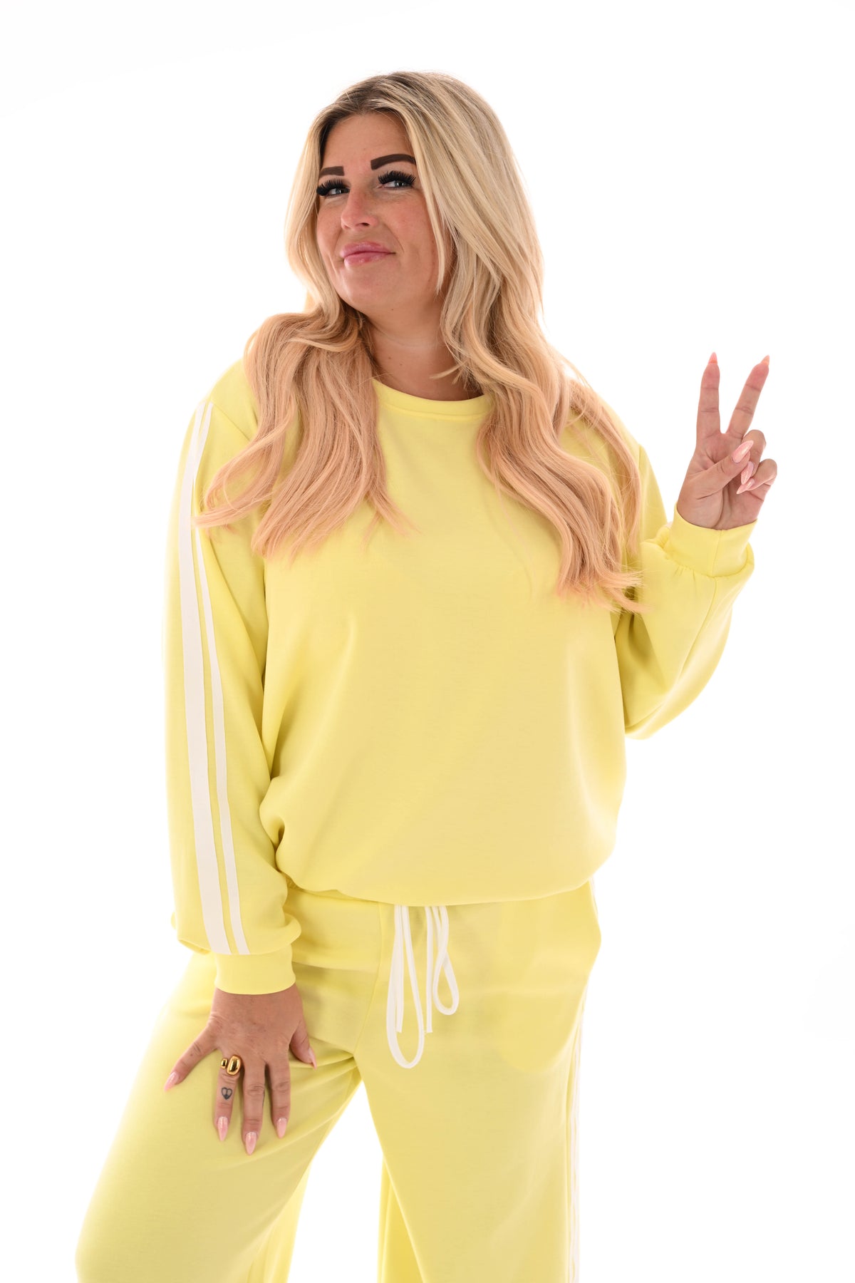 Tweedelig pak met smalle bies aantrekkoord geel