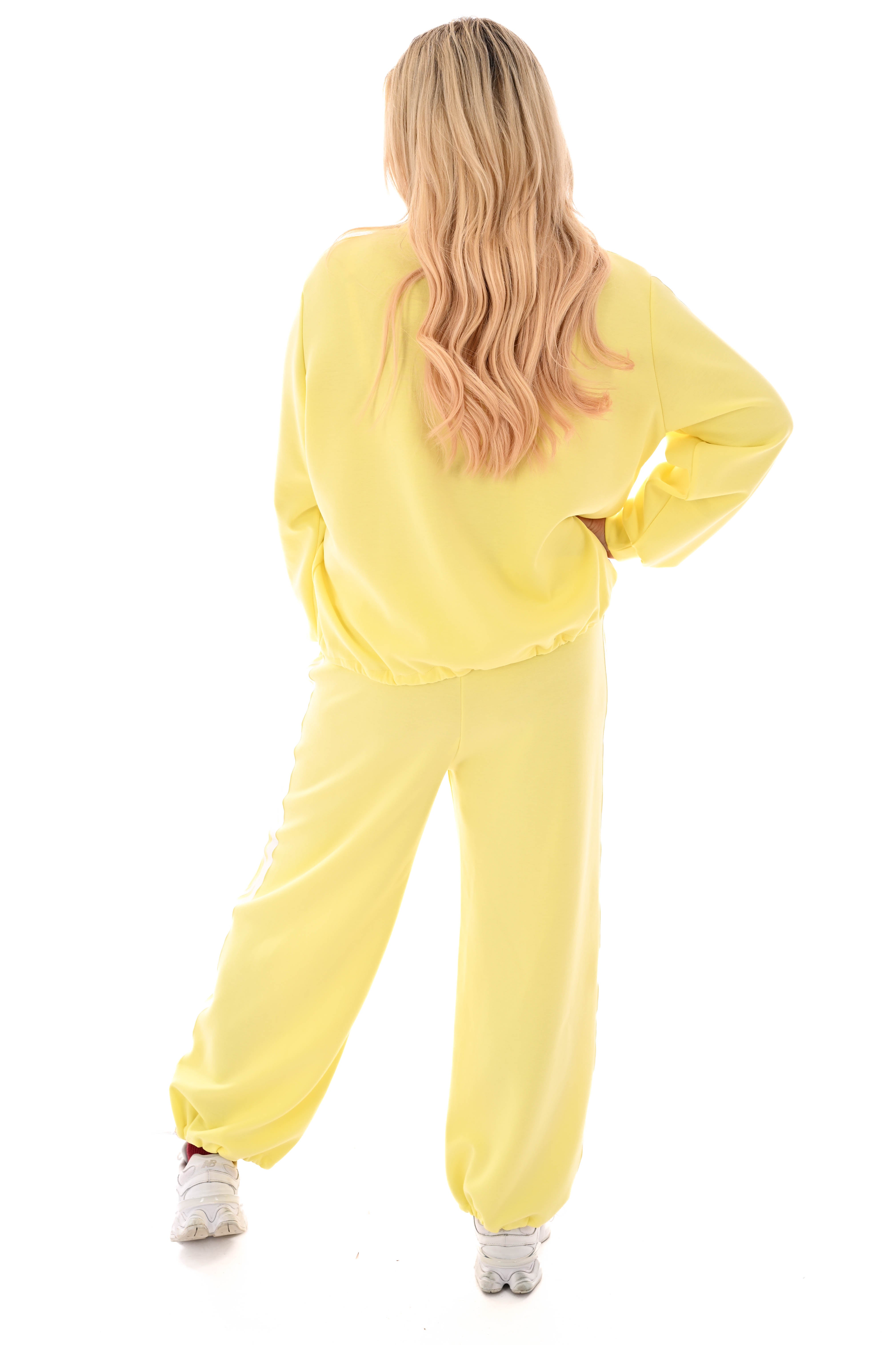 Tweedelig pak met smalle bies aantrekkoord geel