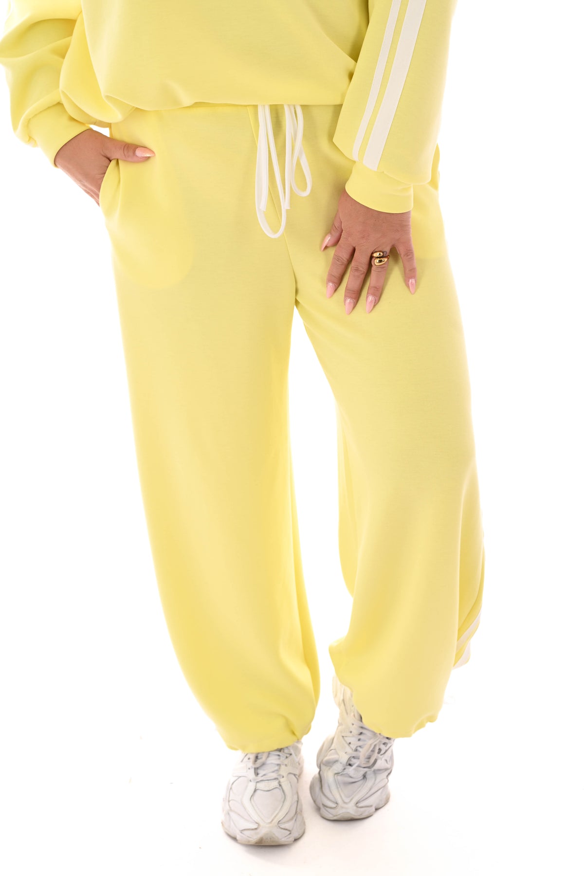 Tweedelig pak met smalle bies aantrekkoord geel