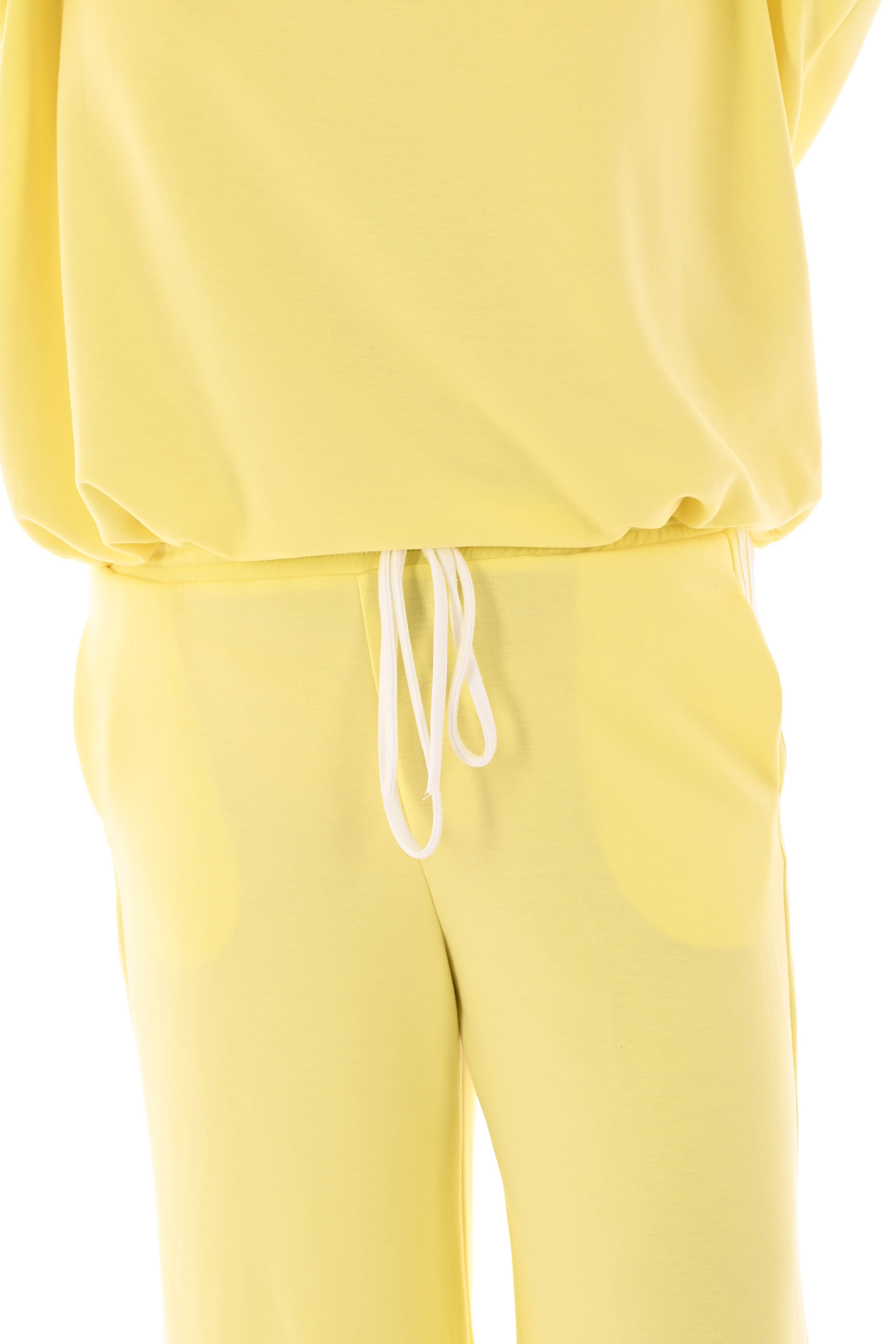 Tweedelig pak met smalle bies aantrekkoord geel