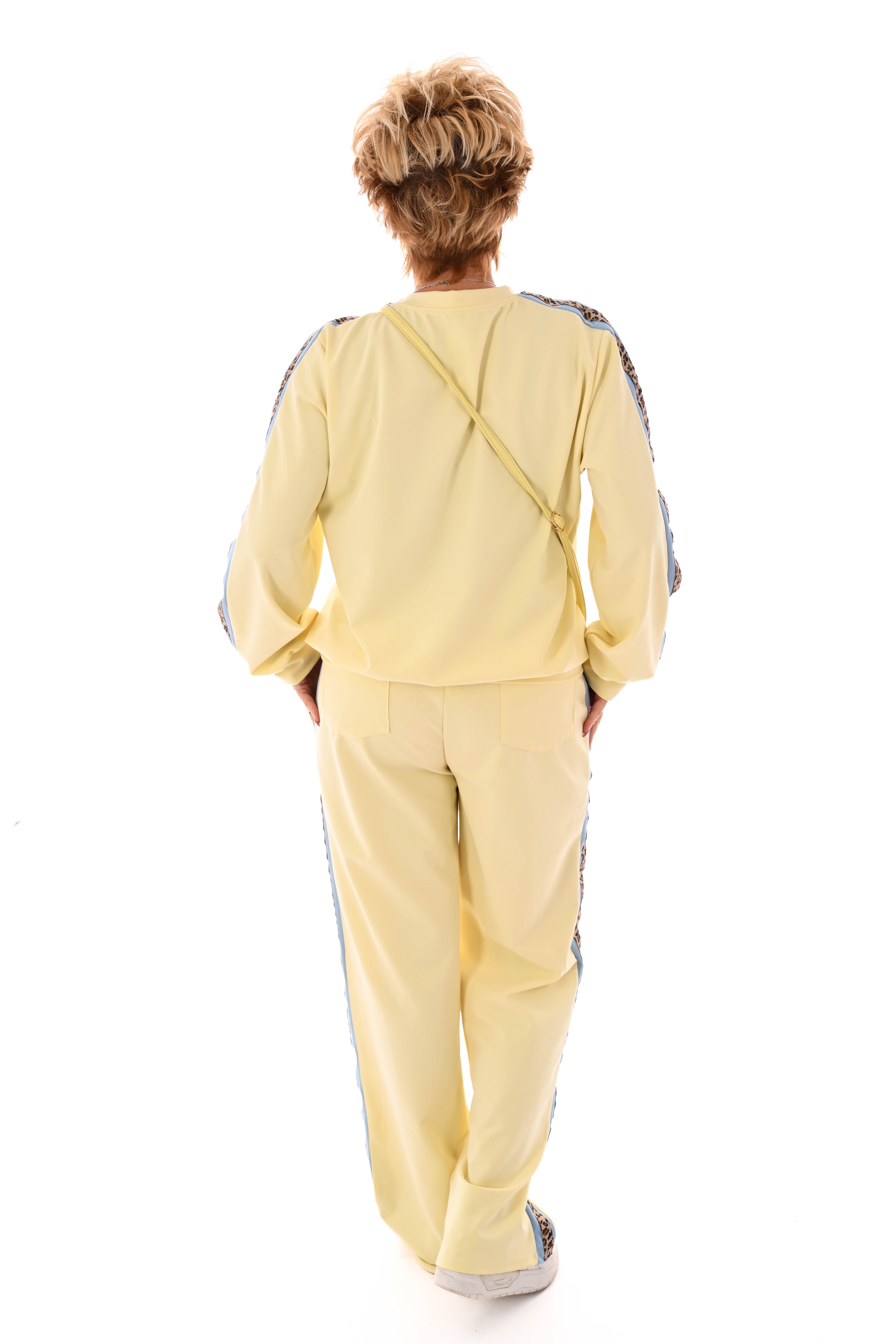 Tweedelig pak met panterbies lichtgeel