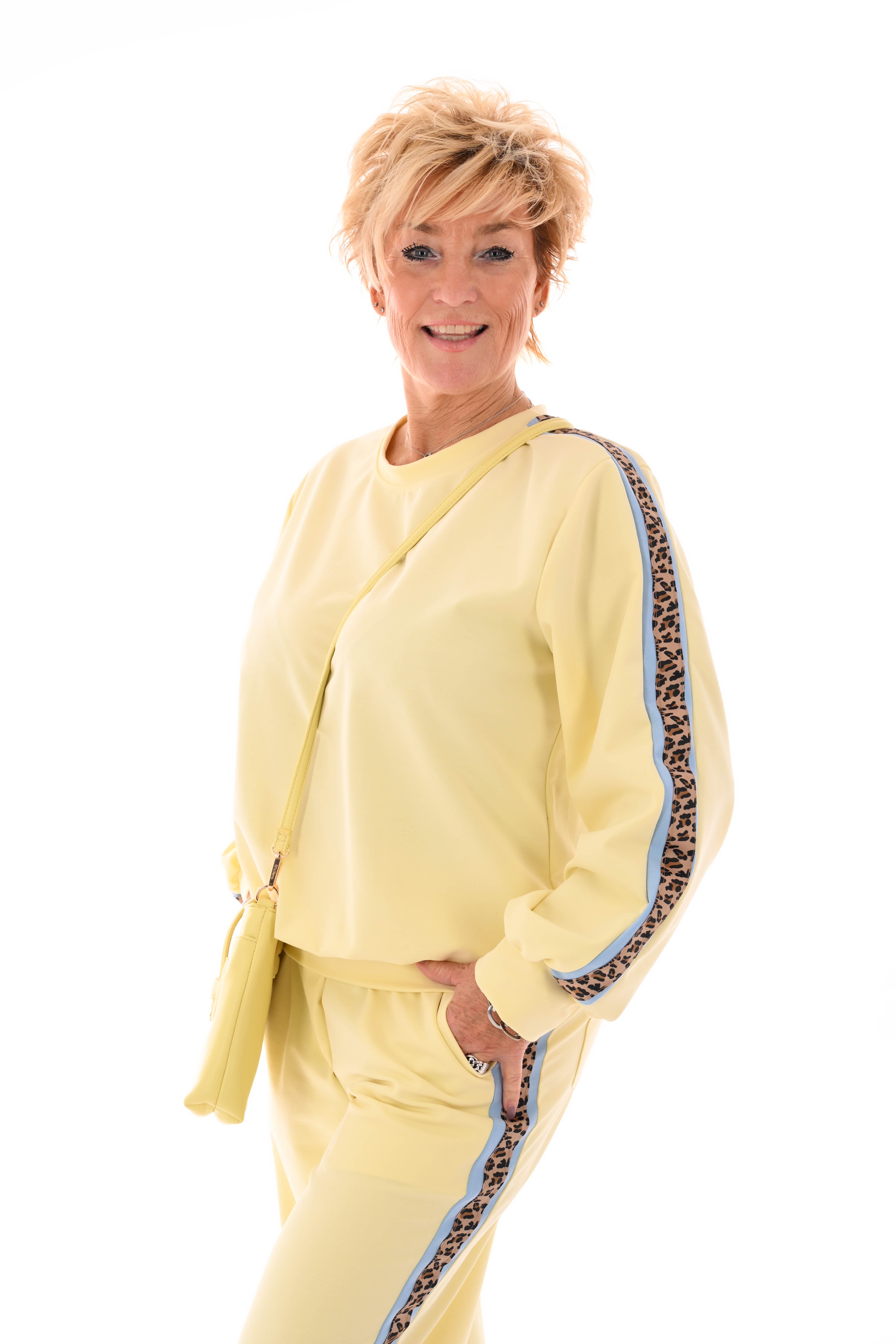 Tweedelig pak met panterbies lichtgeel