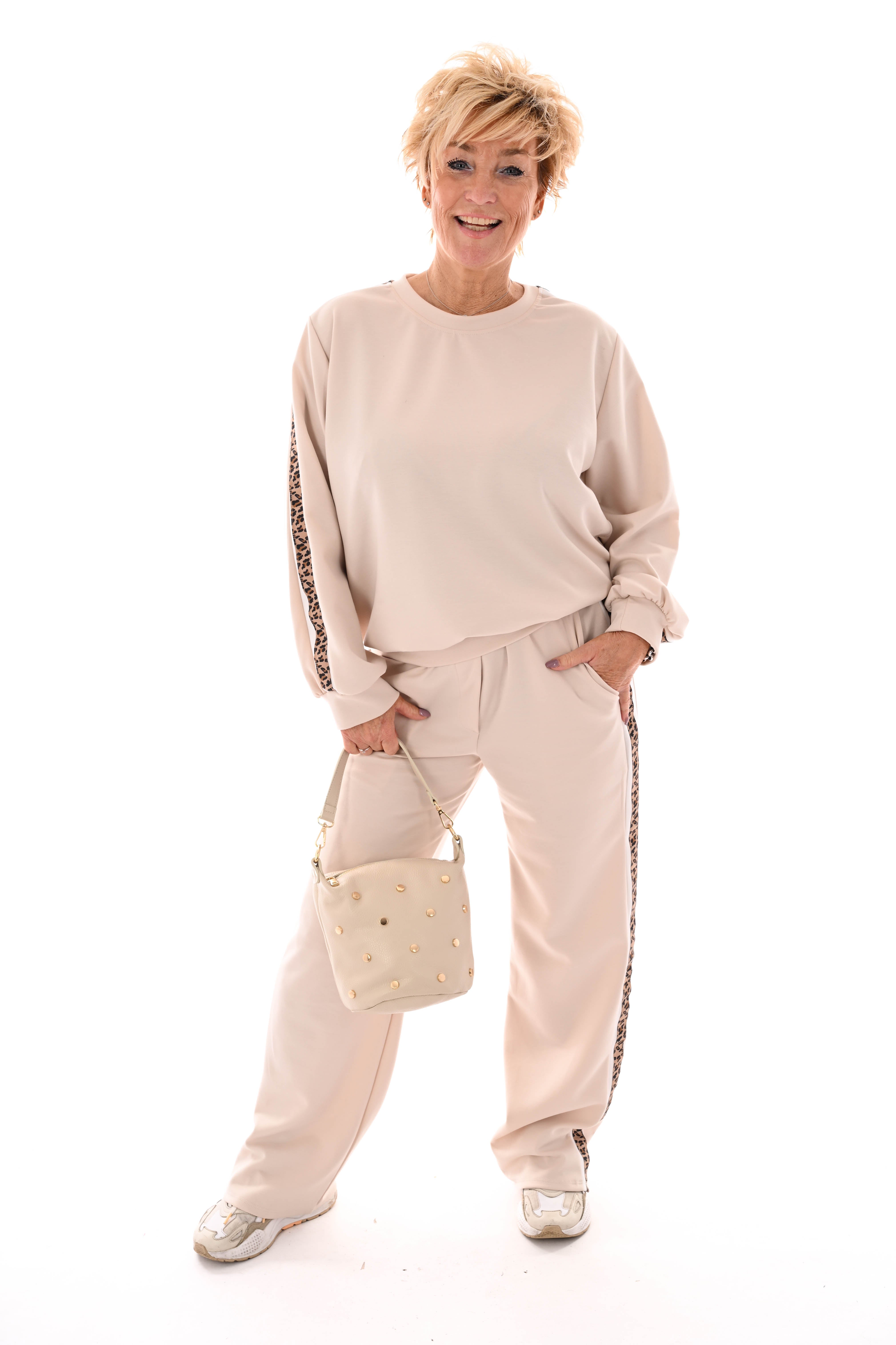 Tweedelig pak met panterbies beige