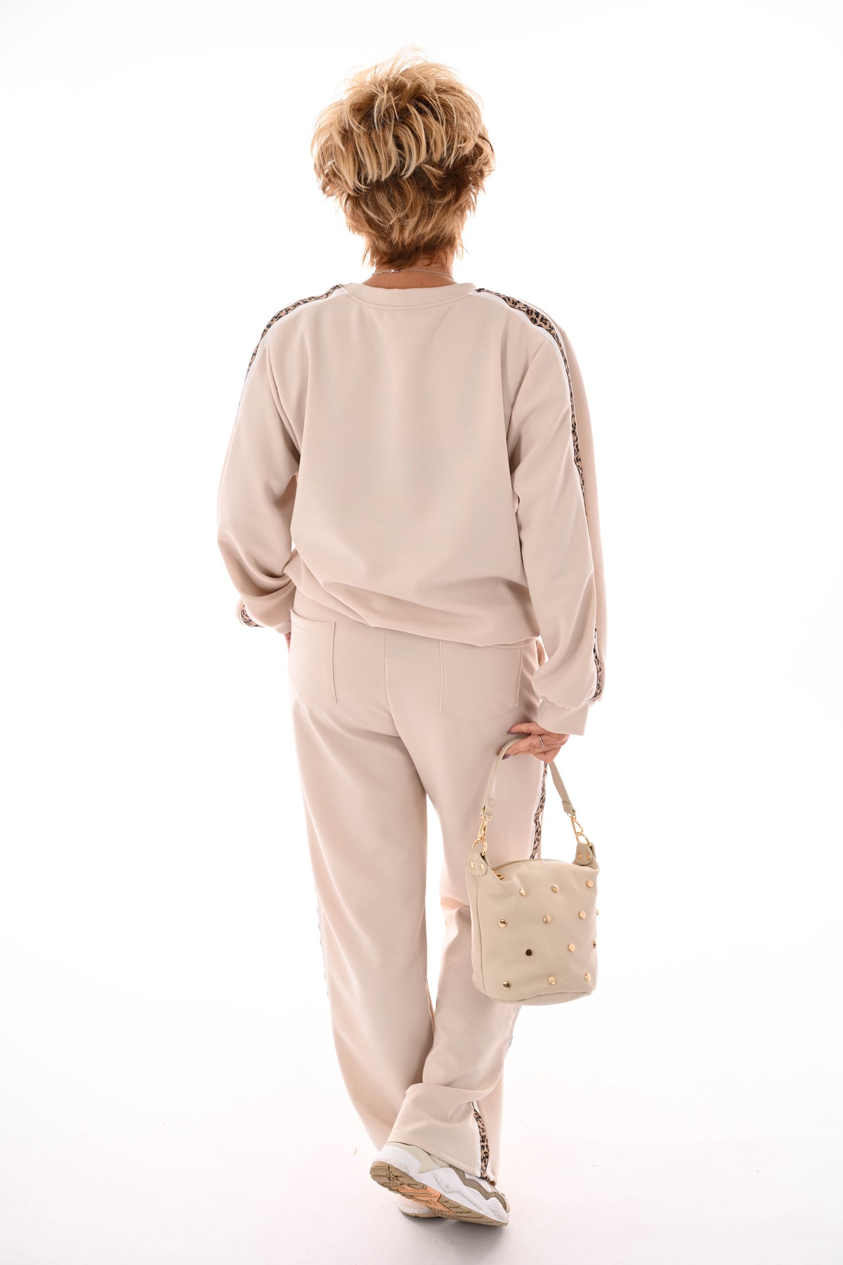 Tweedelig pak met panterbies beige