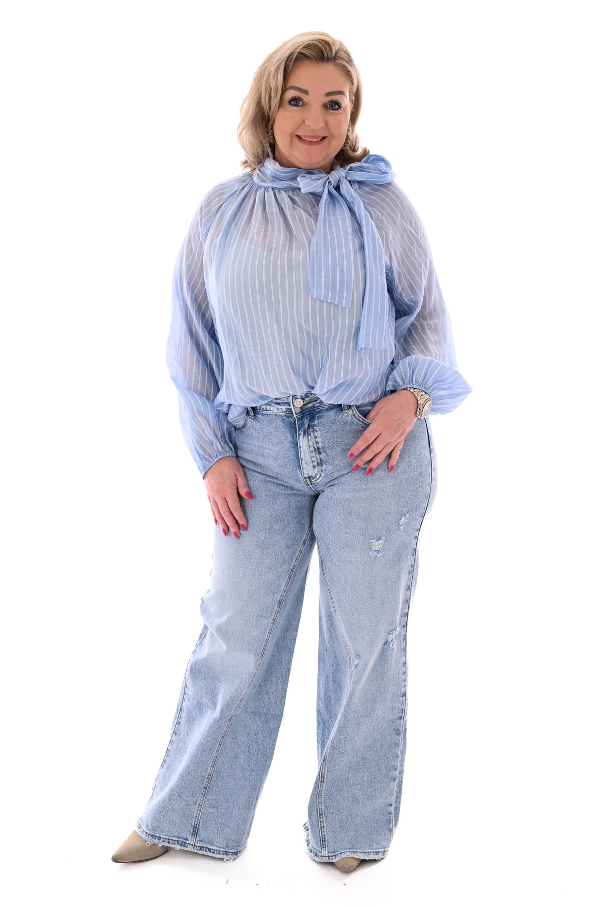 Blouse fijne streepjes met strik lichtblauw