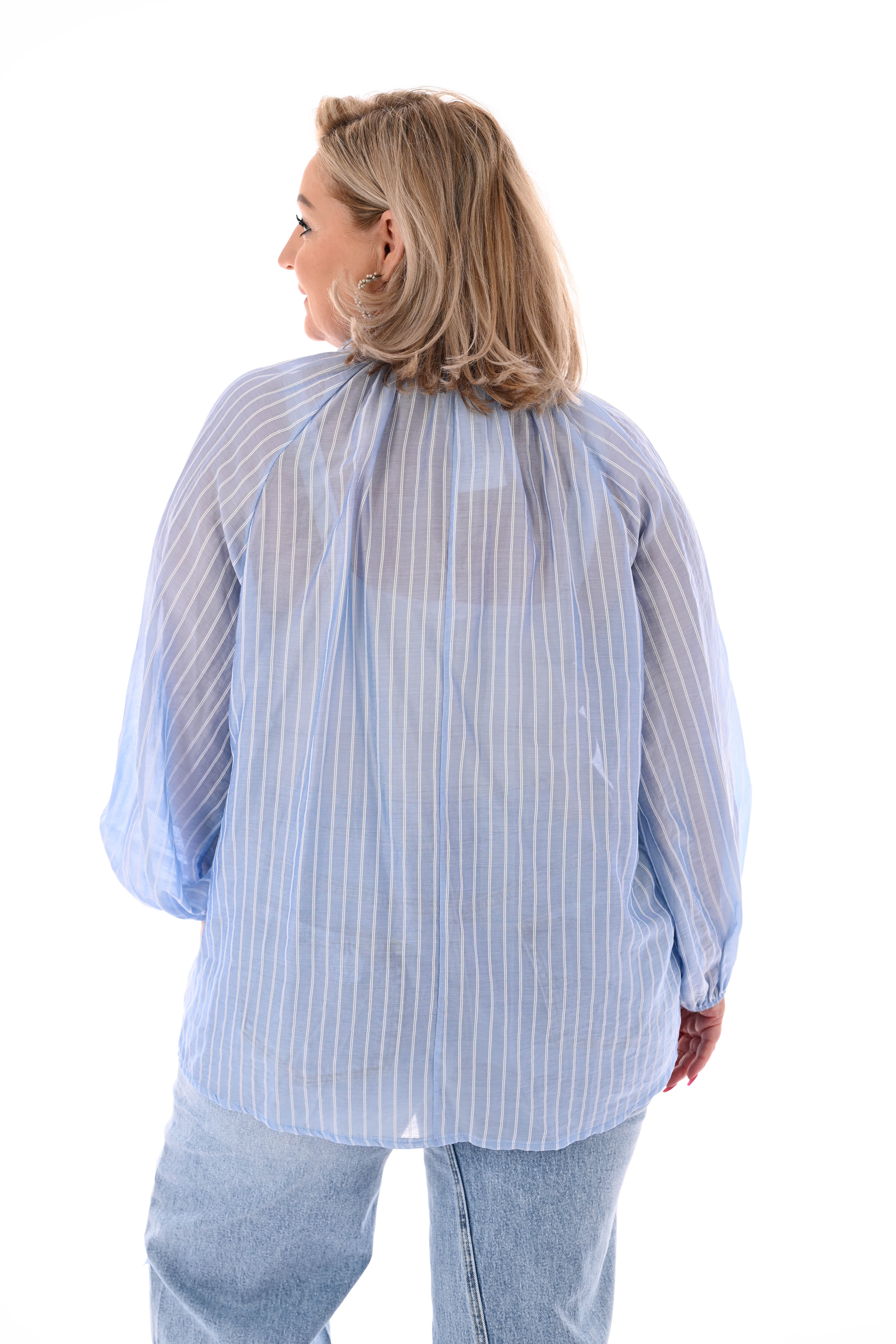 Blouse fijne streepjes met strik lichtblauw