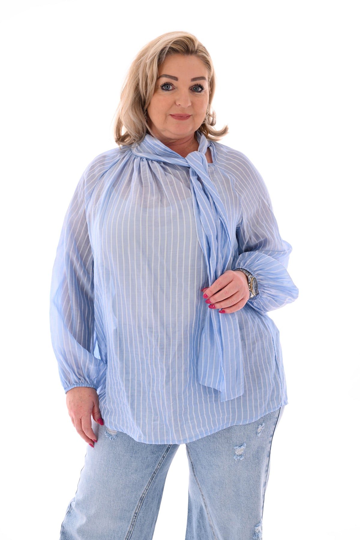 Blouse fijne streepjes met strik lichtblauw