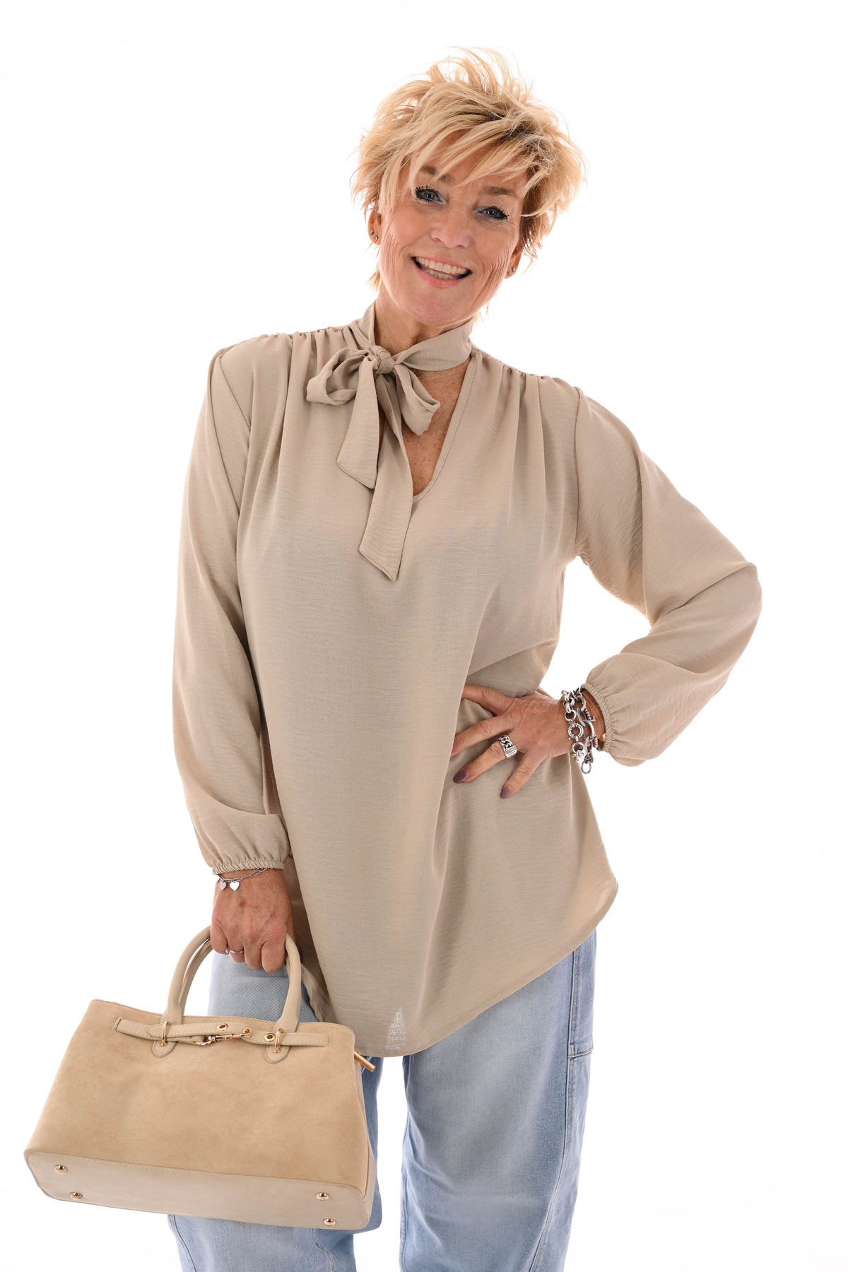 Top roezelmouwen met hals detail uni beige