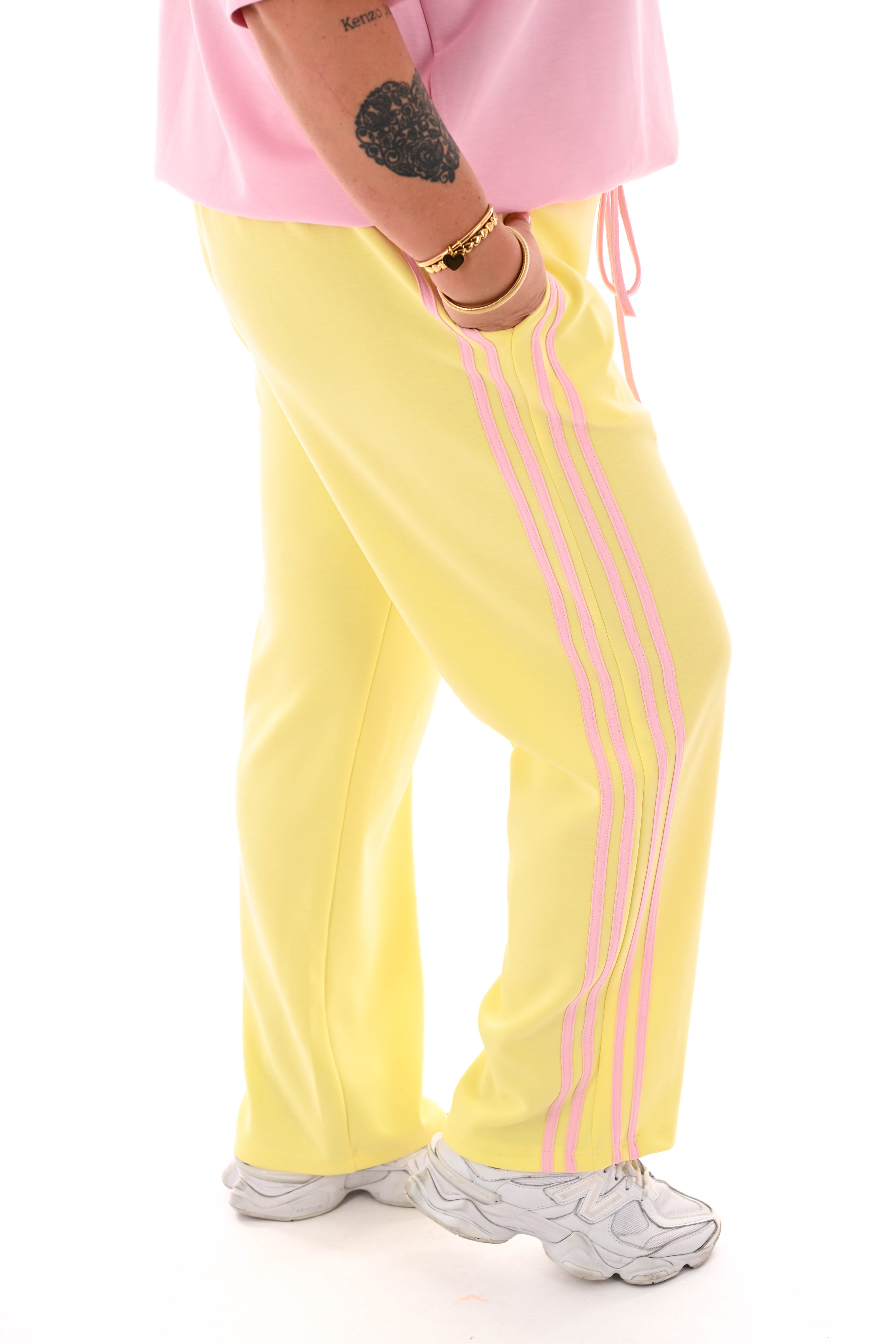 Broek wijde pijpen met bies geel