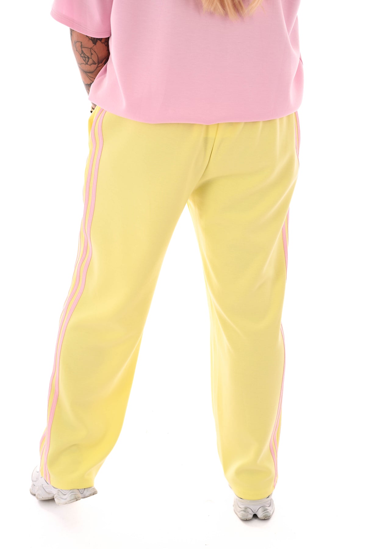 Broek wijde pijpen met bies geel