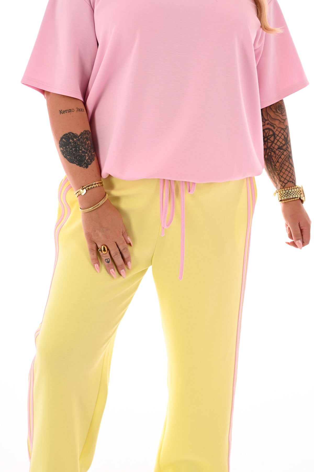 Broek wijde pijpen met bies geel