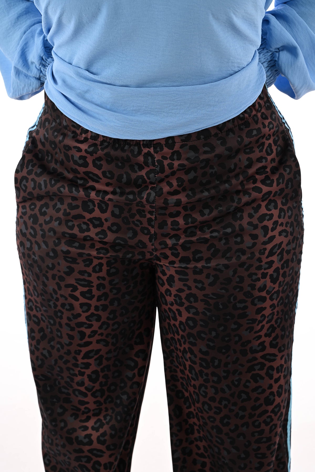 Wijde broek panterprint met strepenbies bruin/lichtblauw