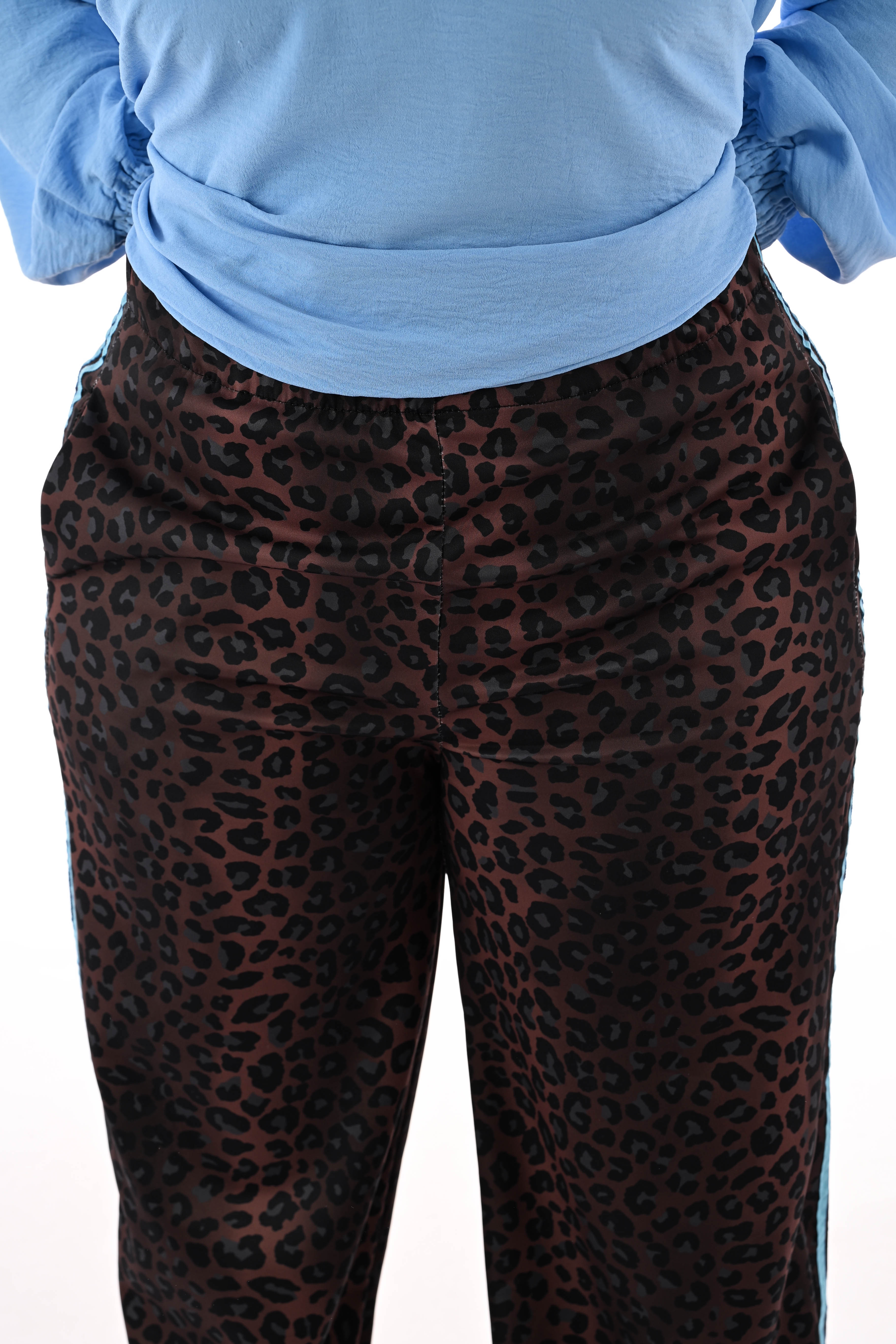 Wijde broek panterprint met strepenbies bruin/lichtblauw