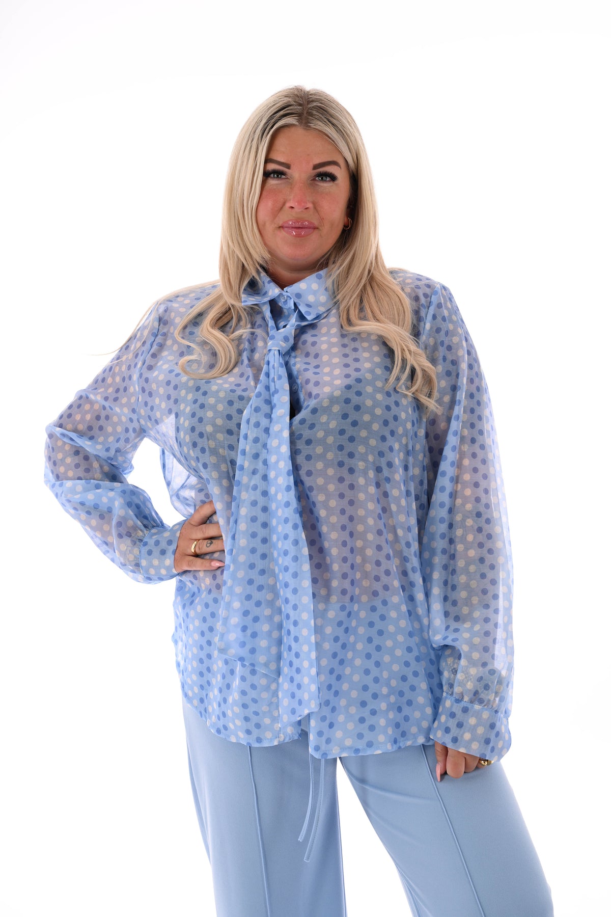 Dots blouse met strik detail lichtblauw