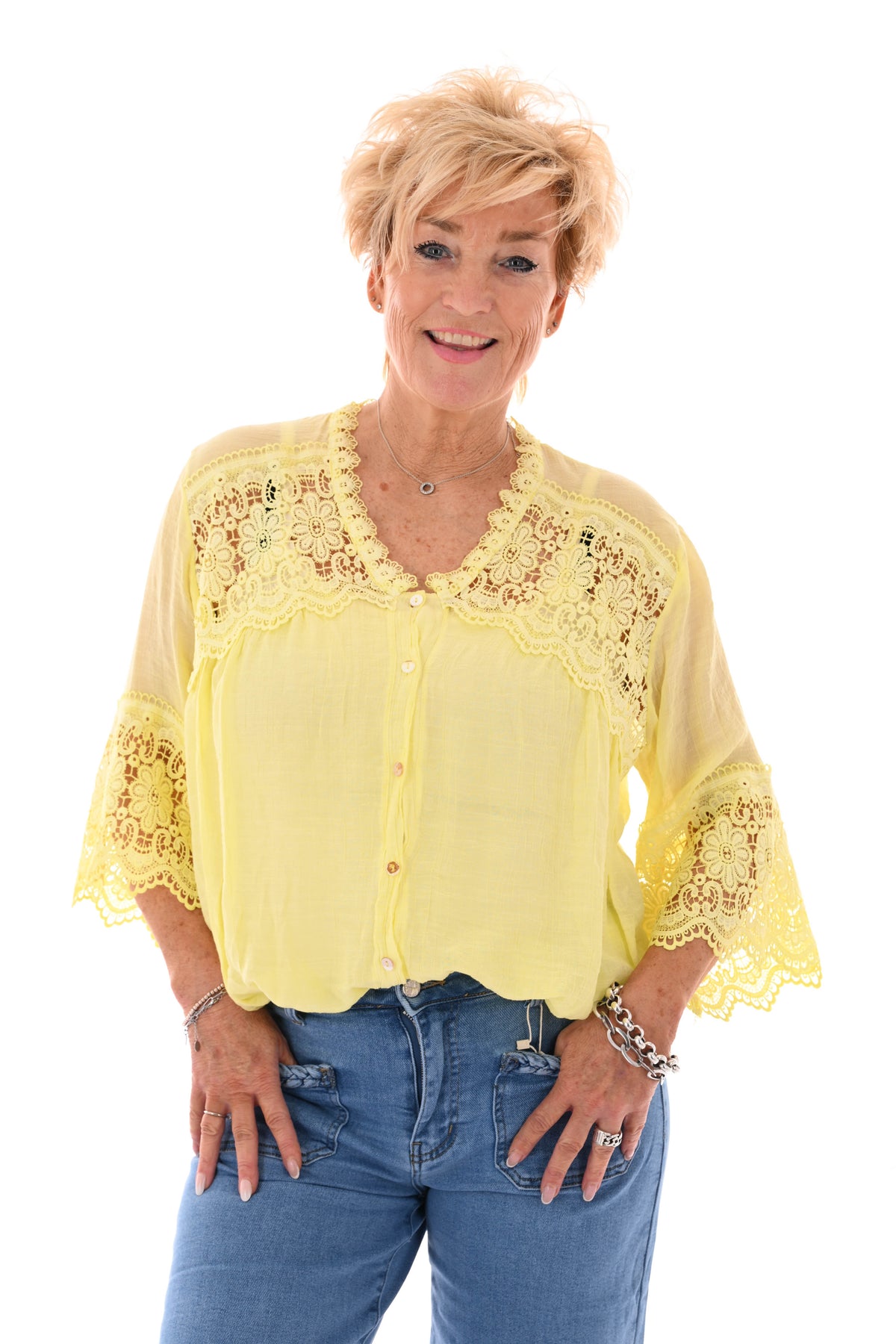 Blouse broderie detail 3/4e mouwen lichtgeel