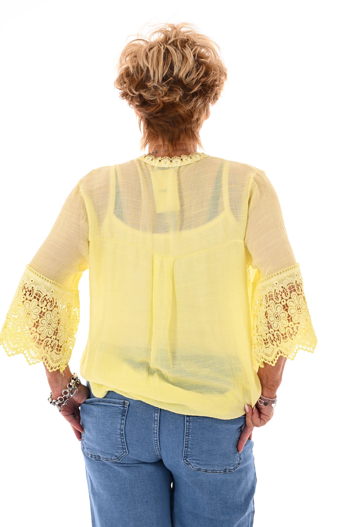 Blouse broderie detail 3/4e mouwen lichtgeel