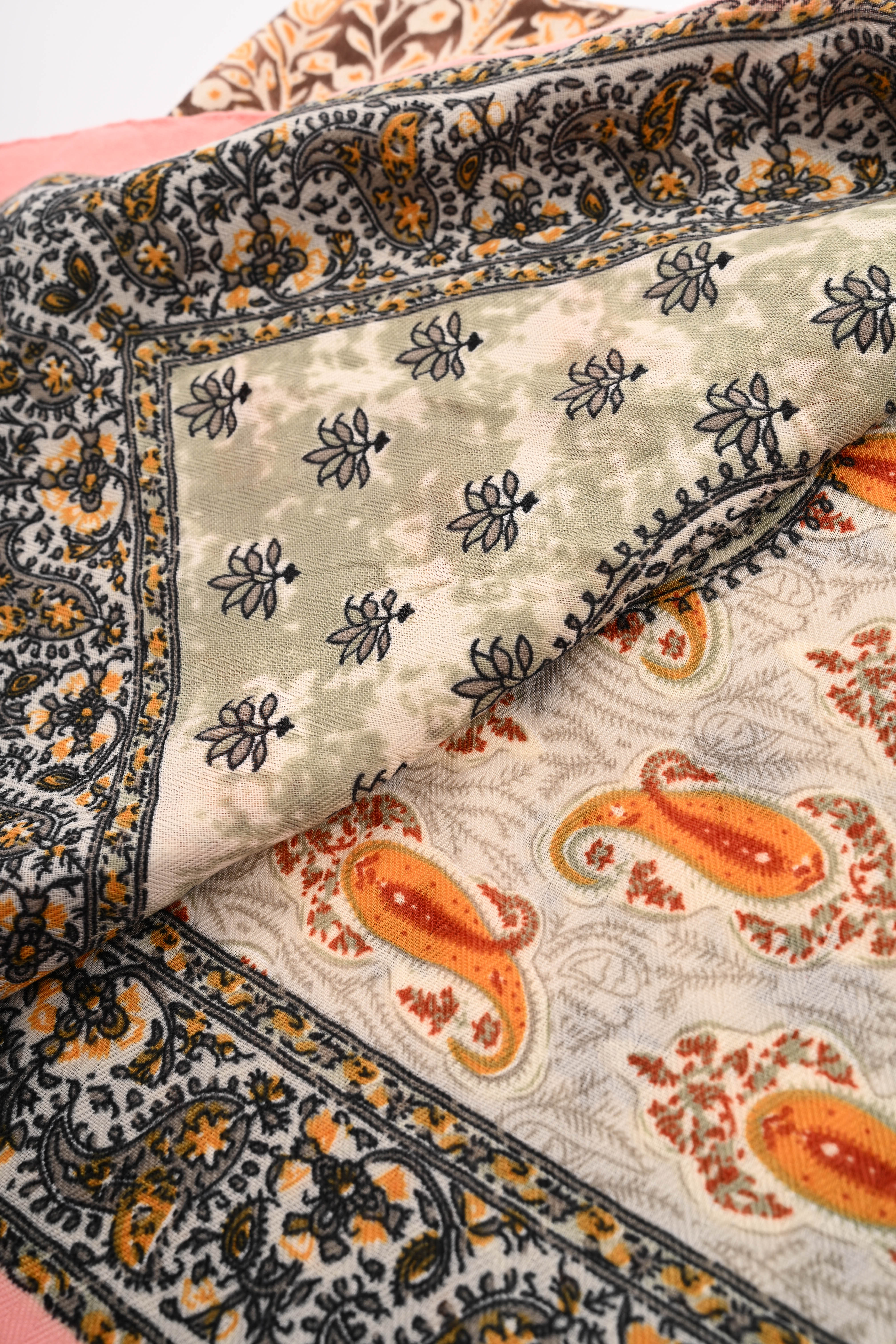 Kort sjaaltje bloemen paisley bruin/roze