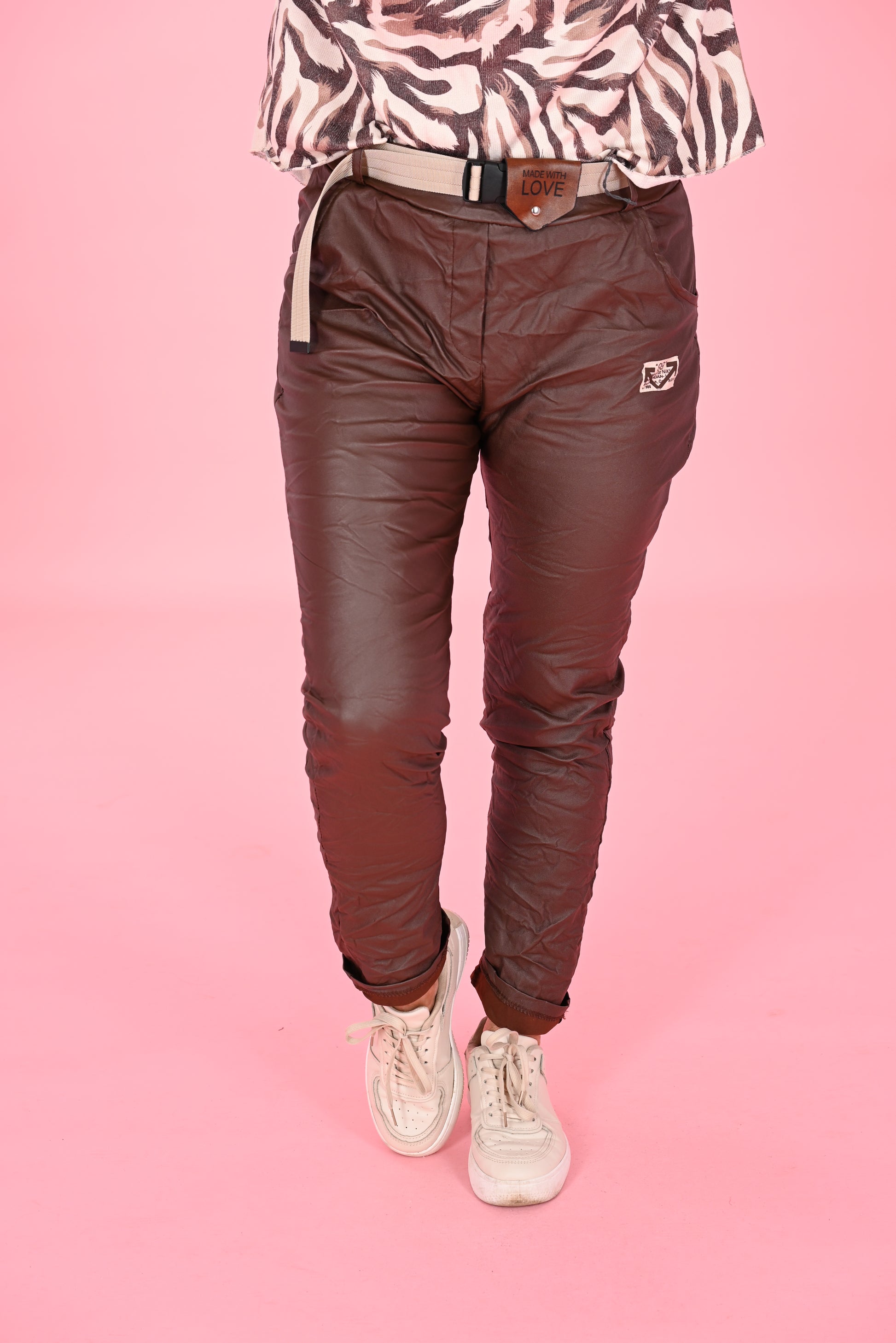 Leather look broek met riem donkerbruin