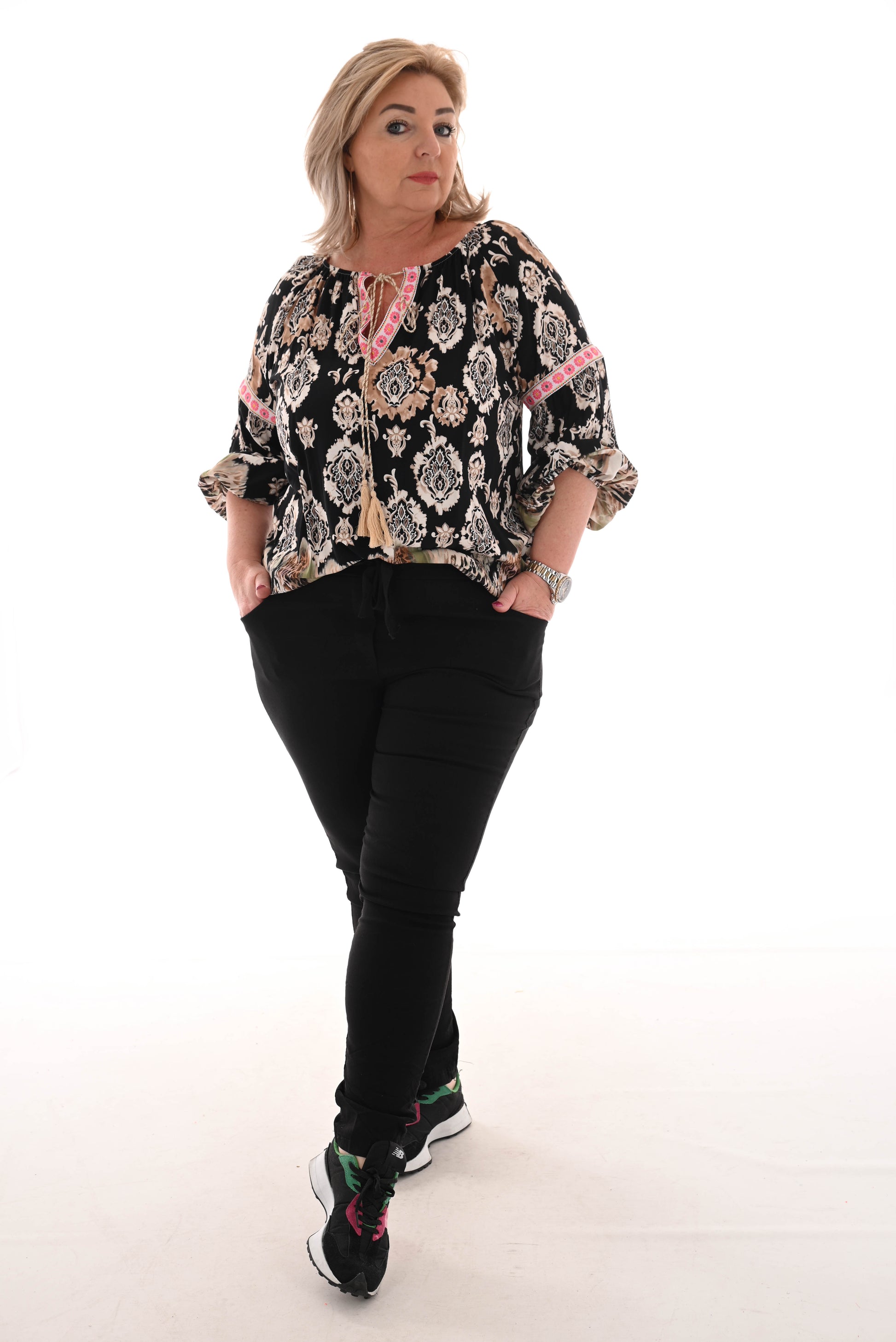 Top met barok print en bloemetjes zwart