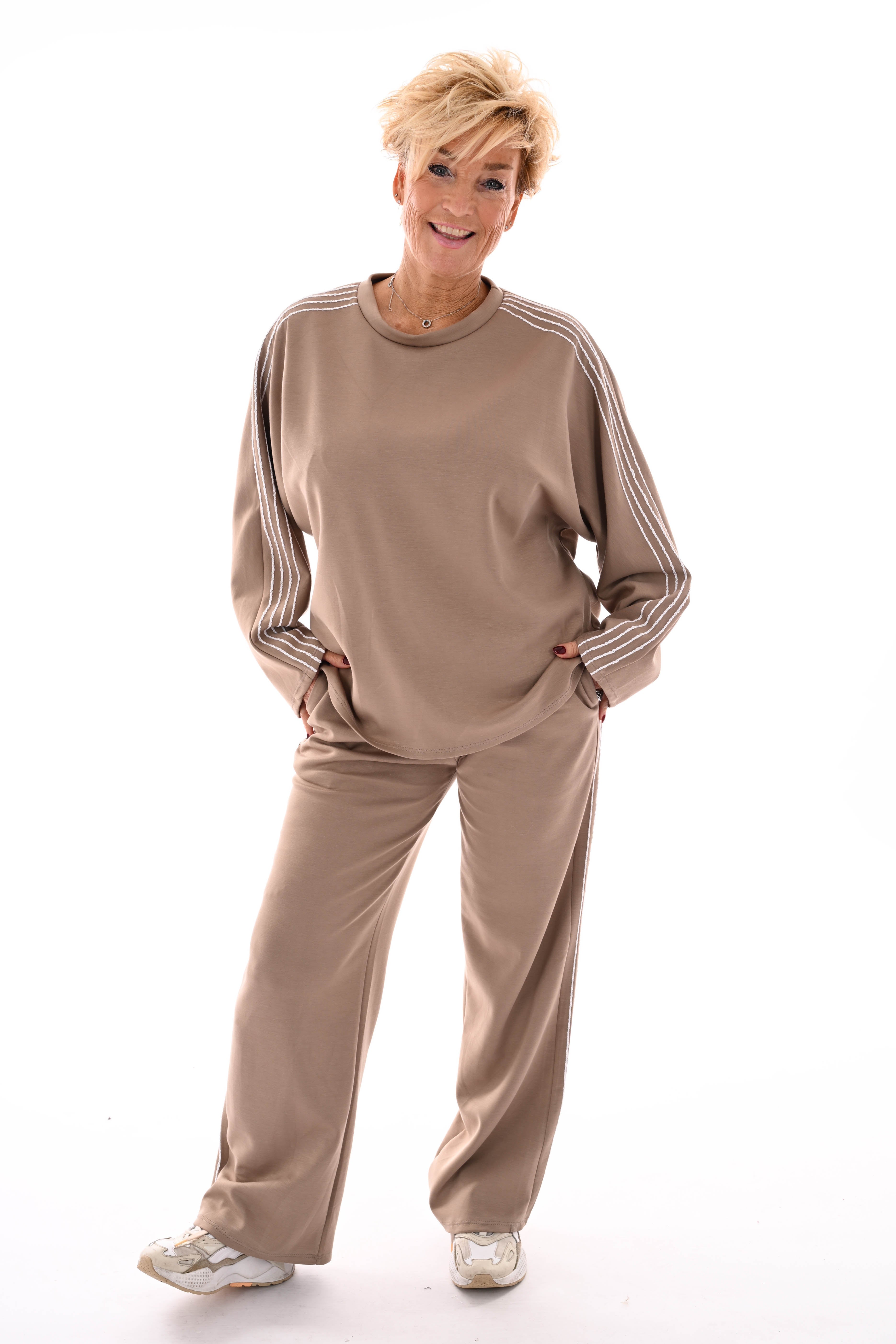 Tweedelig pak witte sierbies beige