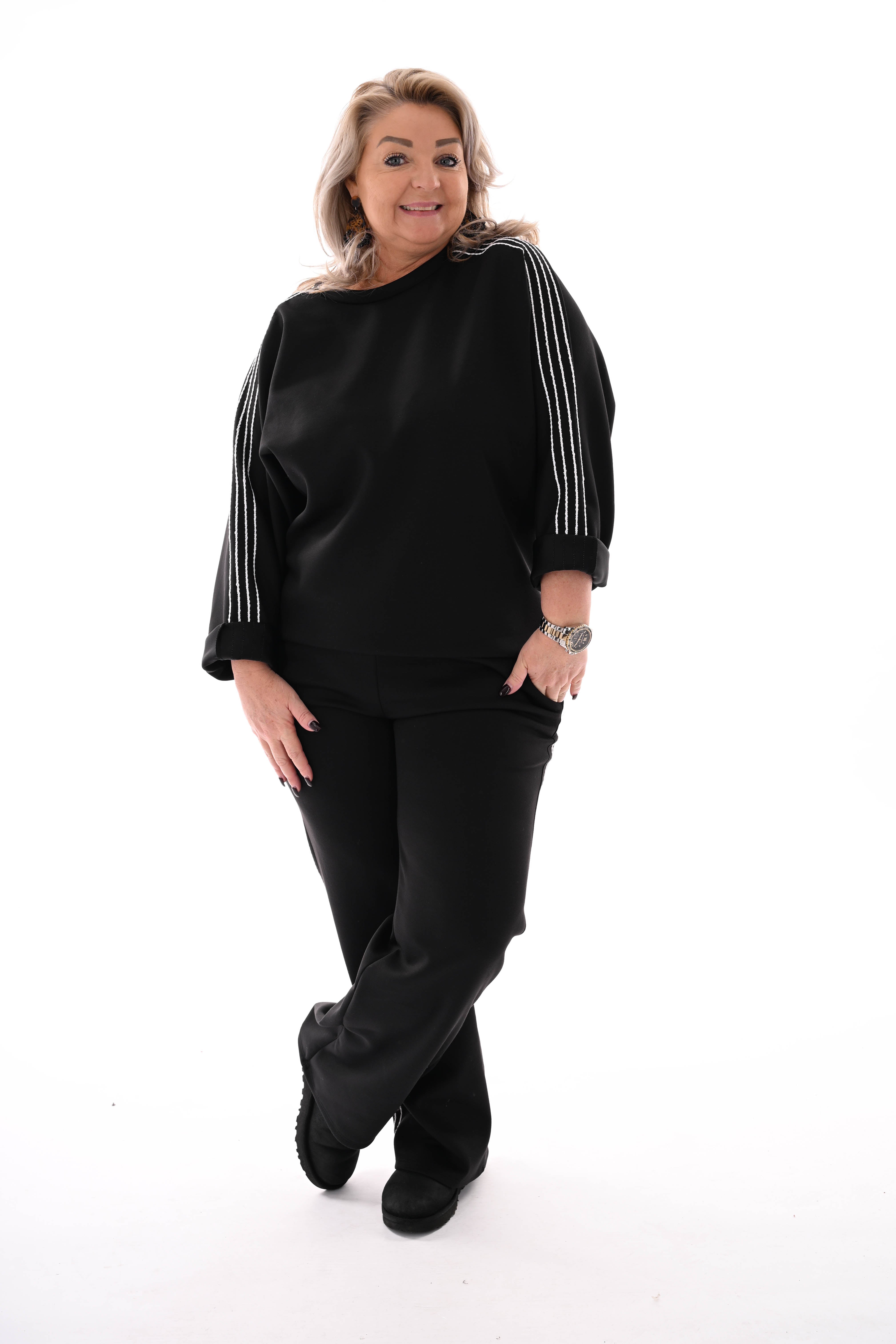 Tweedelig pak witte sierbies zwart