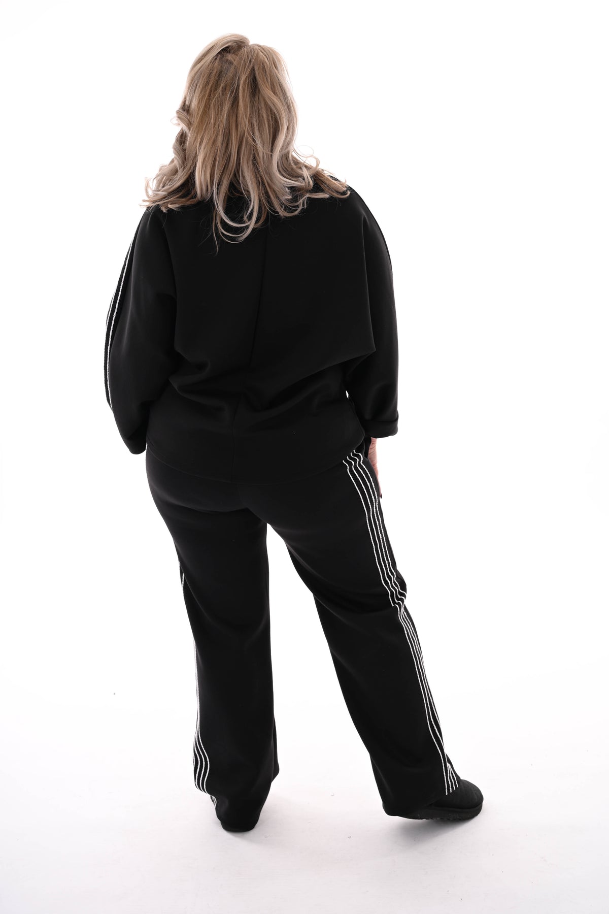 Tweedelig pak witte sierbies zwart