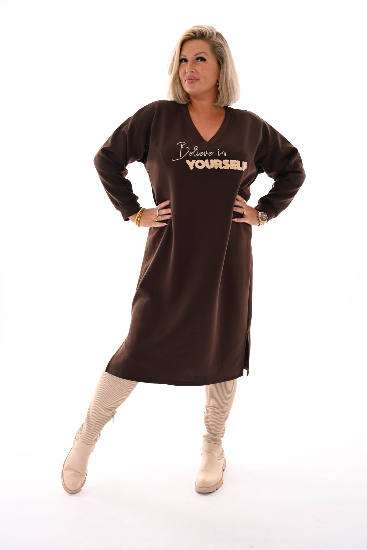 Sweaterdress believe in yourself donkerbruin