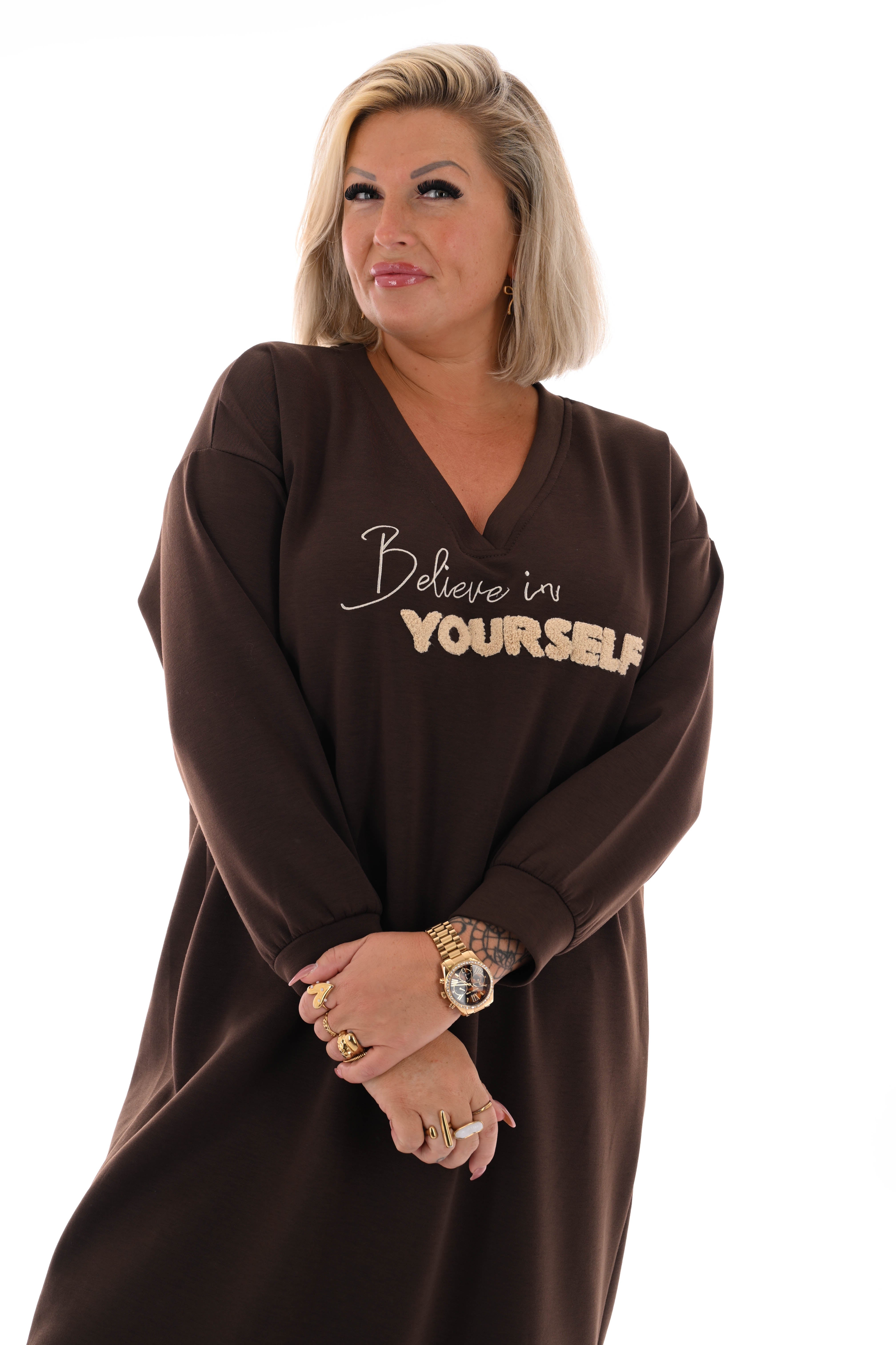 Sweaterdress believe in yourself donkerbruin