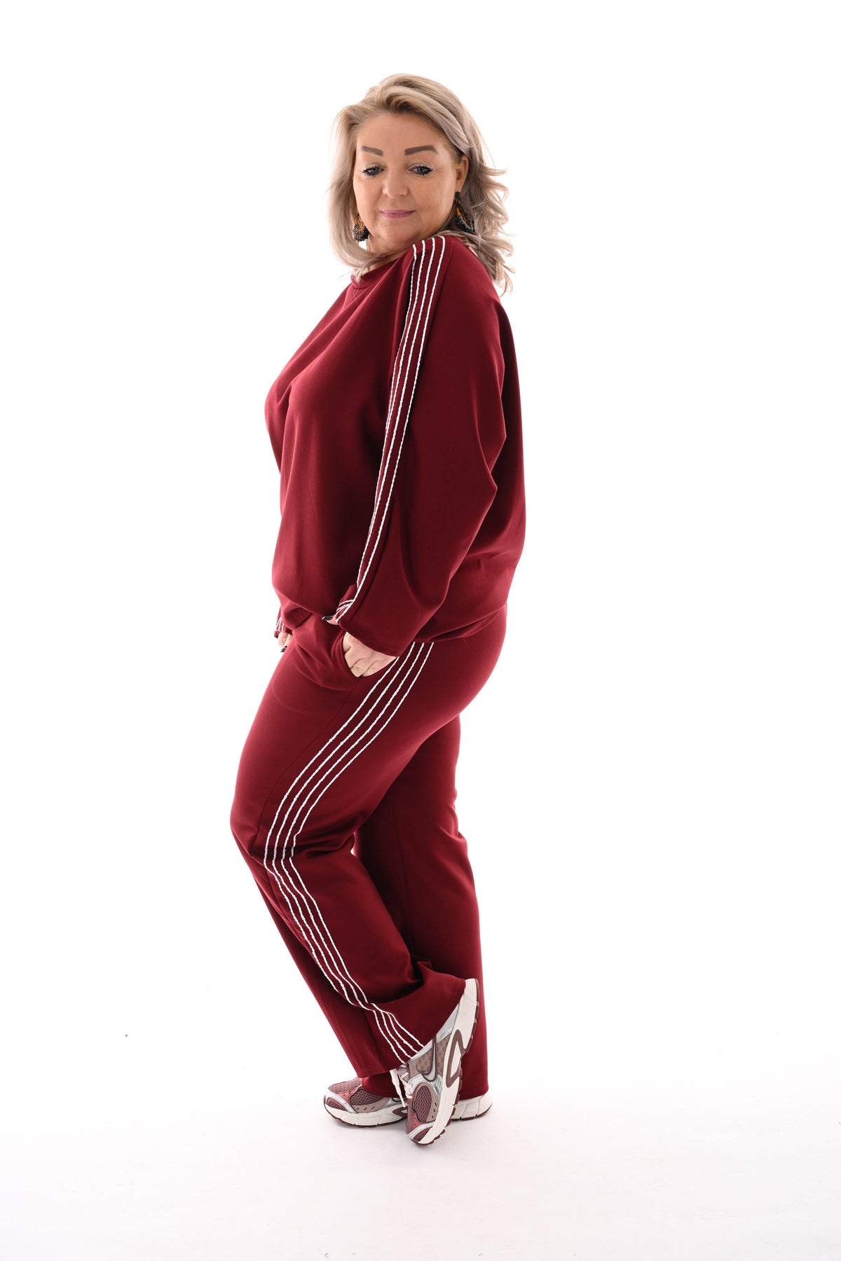 Tweedelig pak witte sierbies bordeaux