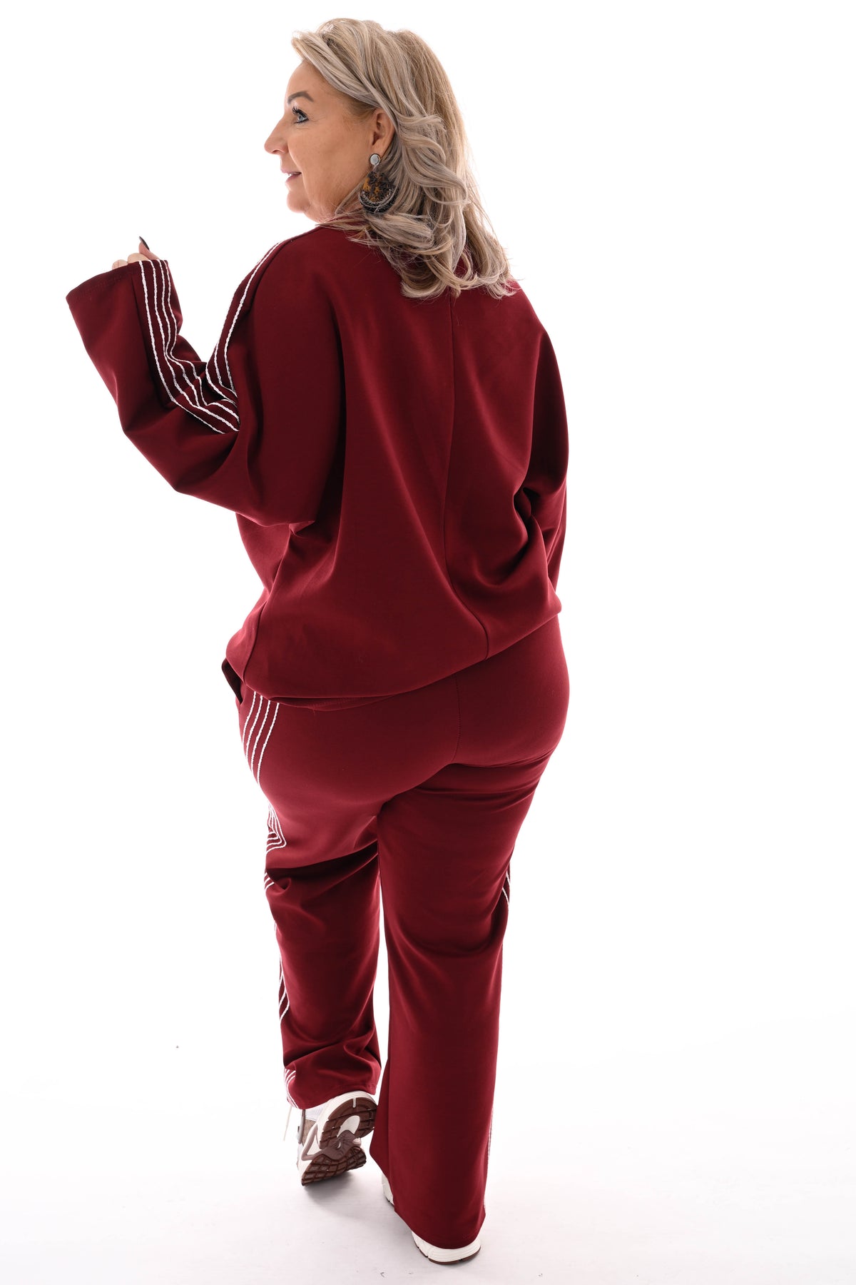 Tweedelig pak witte sierbies bordeaux