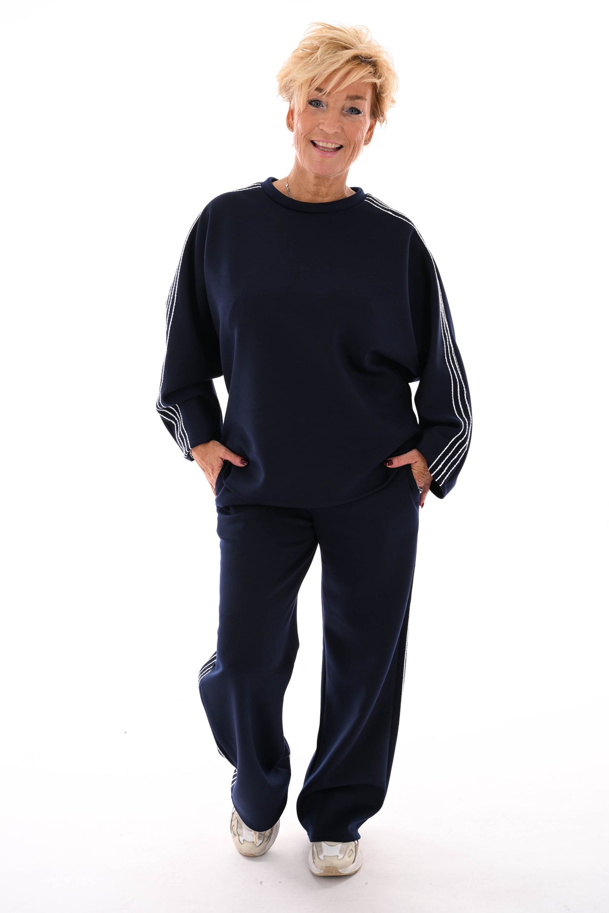 Tweedelig pak witte sierbies marineblauw