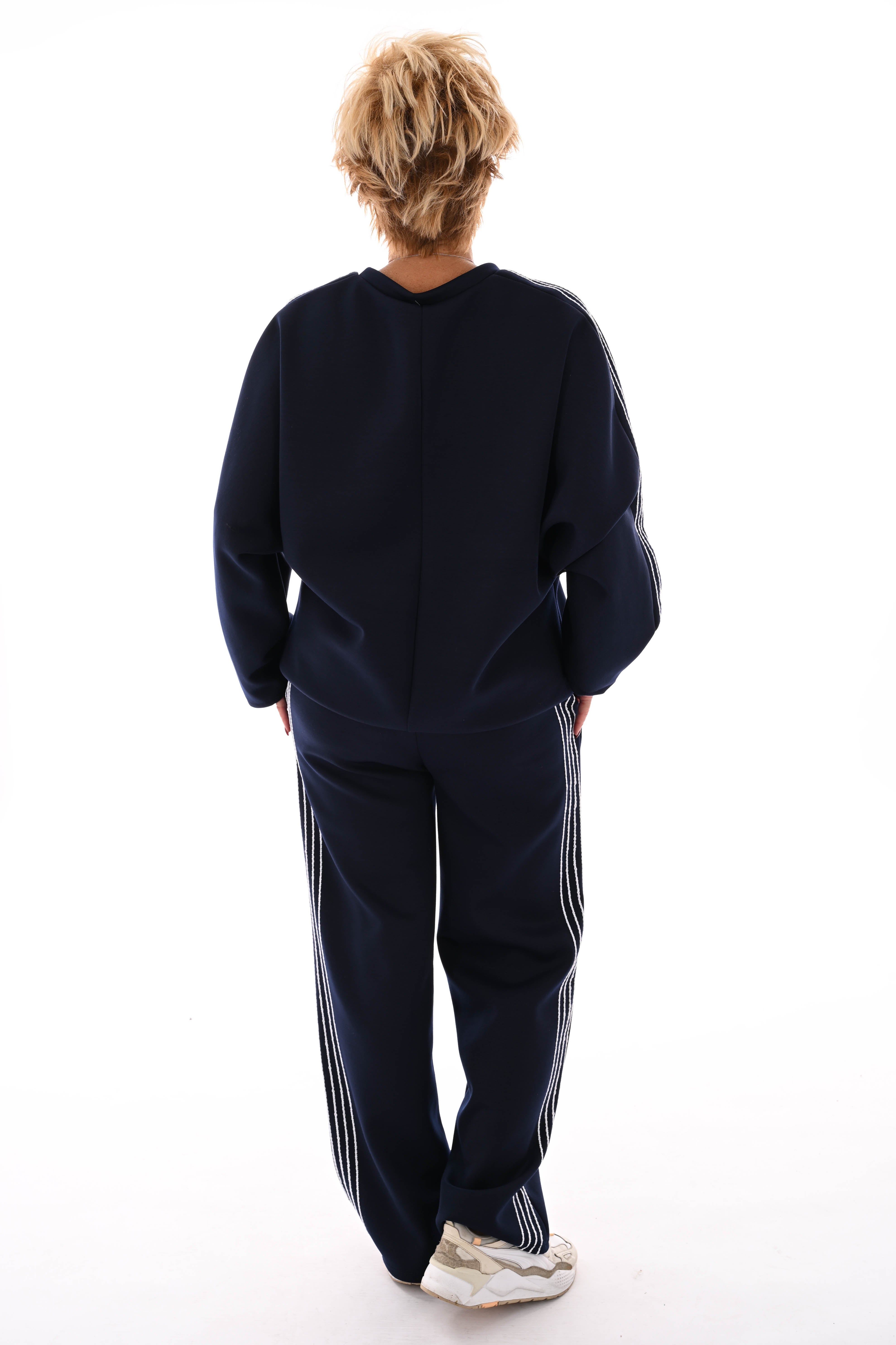 Tweedelig pak witte sierbies marineblauw