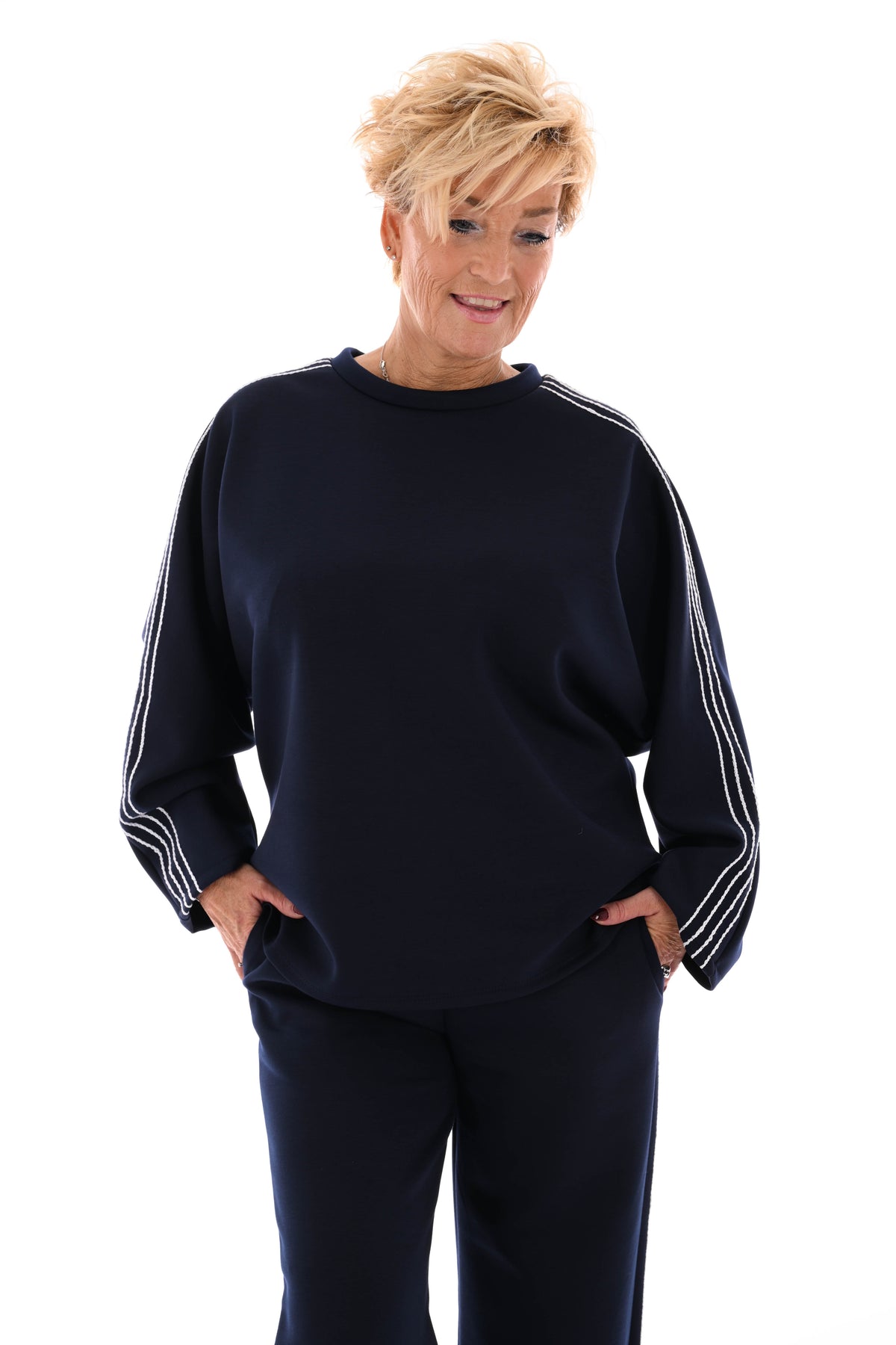 Tweedelig pak witte sierbies marineblauw