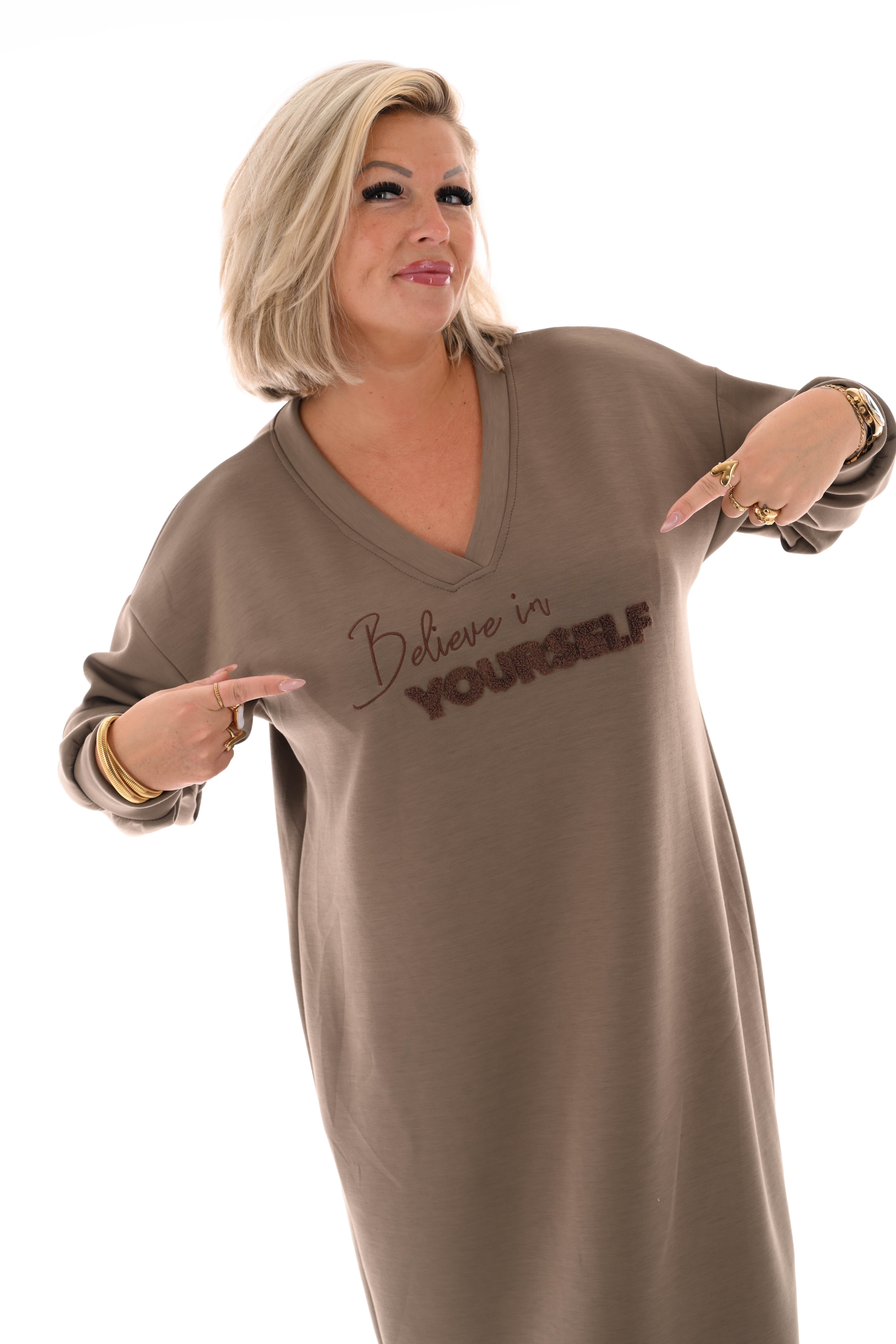 Sweaterdress believe in yourself lichtbruin