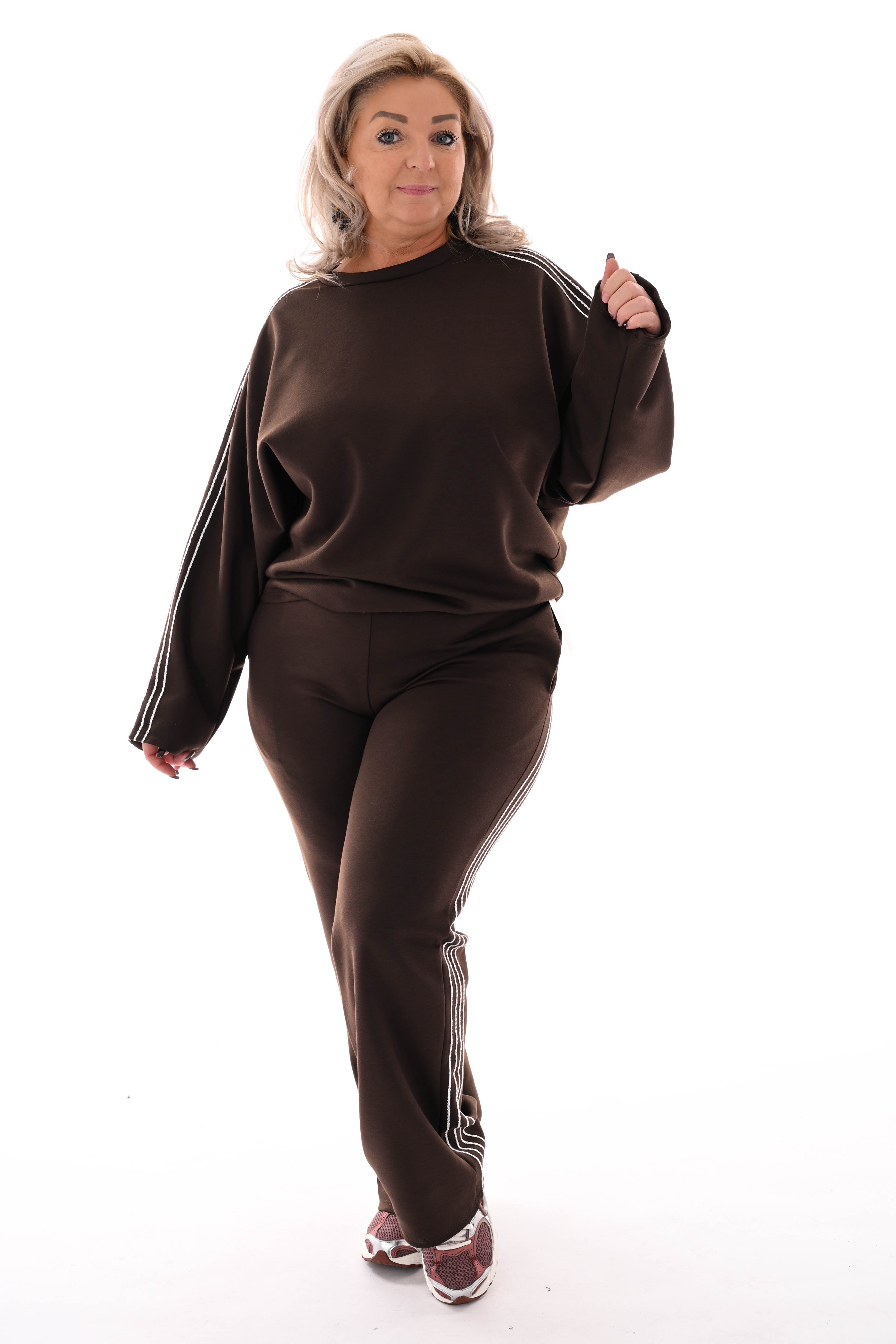 Tweedelig pak witte sierbies donkerbruin