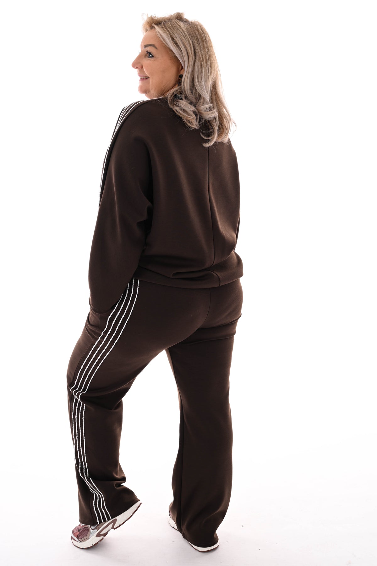 Tweedelig pak witte sierbies donkerbruin