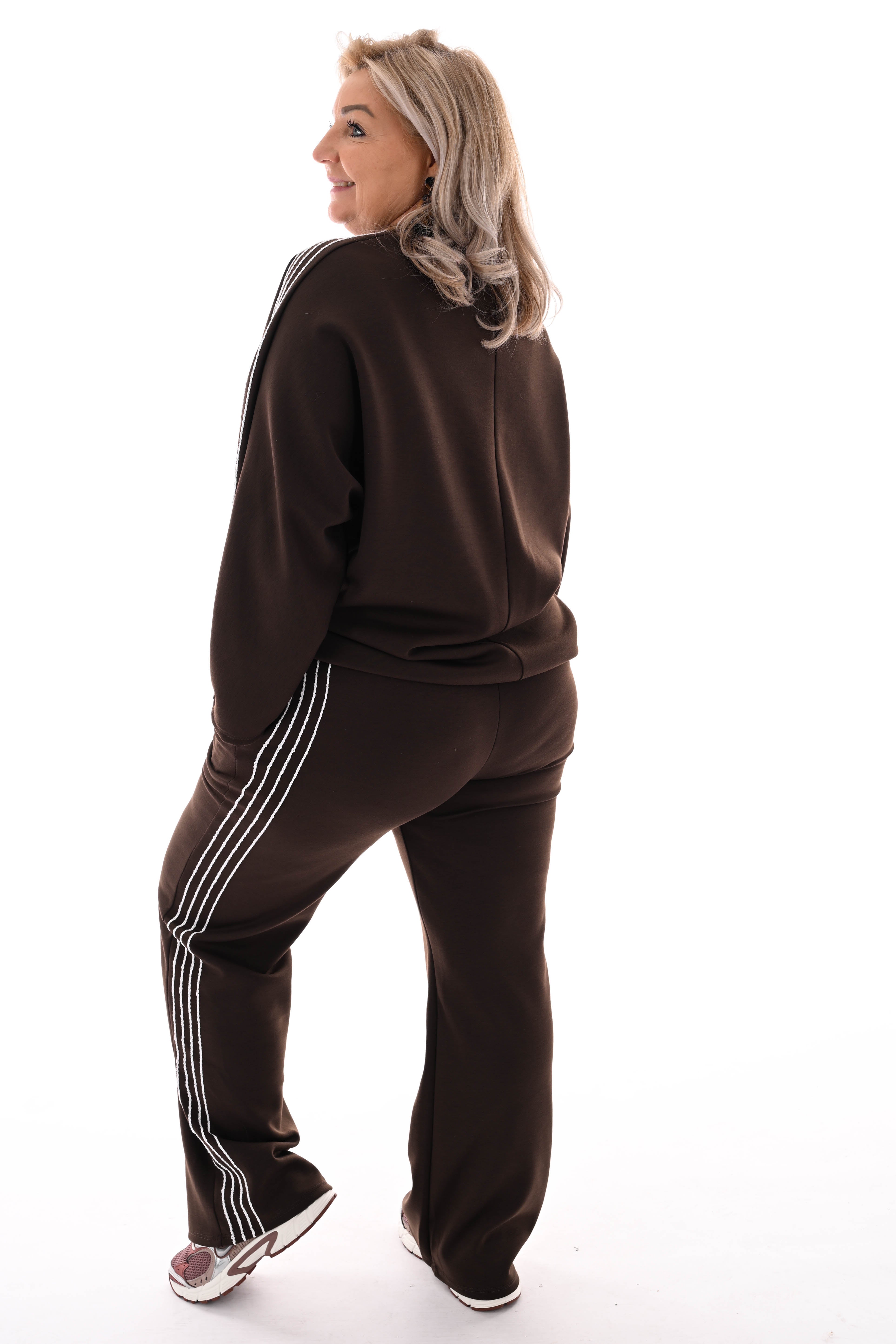 Tweedelig pak witte sierbies donkerbruin