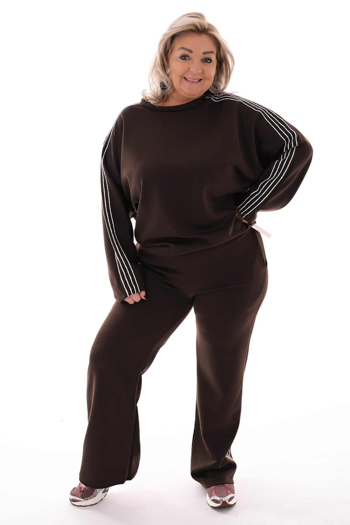 Tweedelig pak witte sierbies donkerbruin