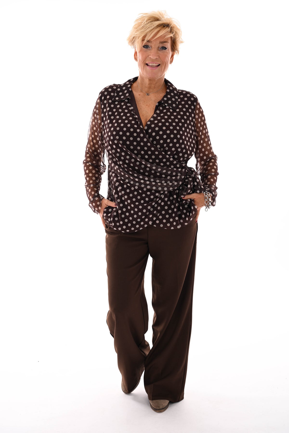 Top v-hals dots met strik donkerbruin