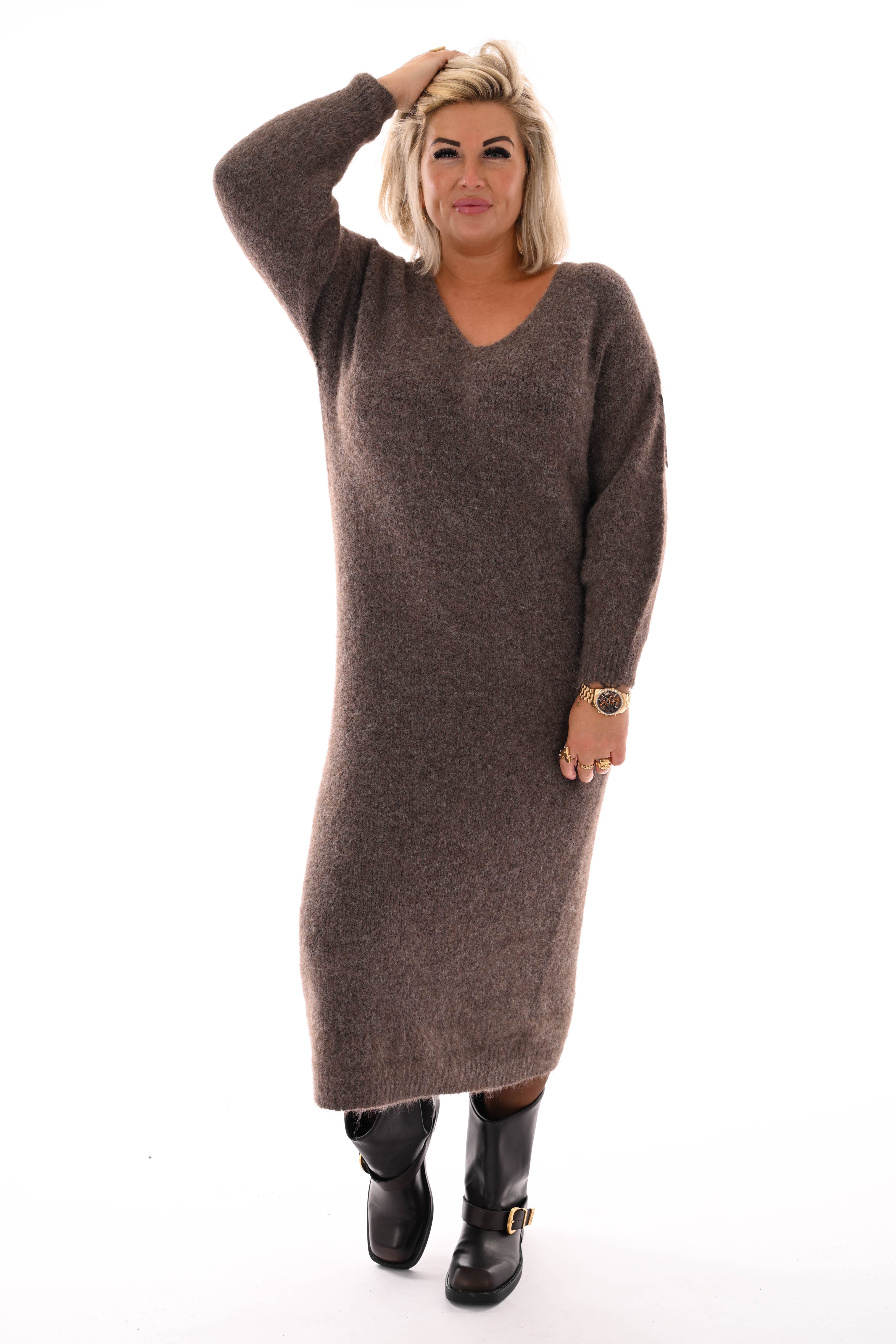 Jurk lang fijn gebreid  v-hals lichtbruin