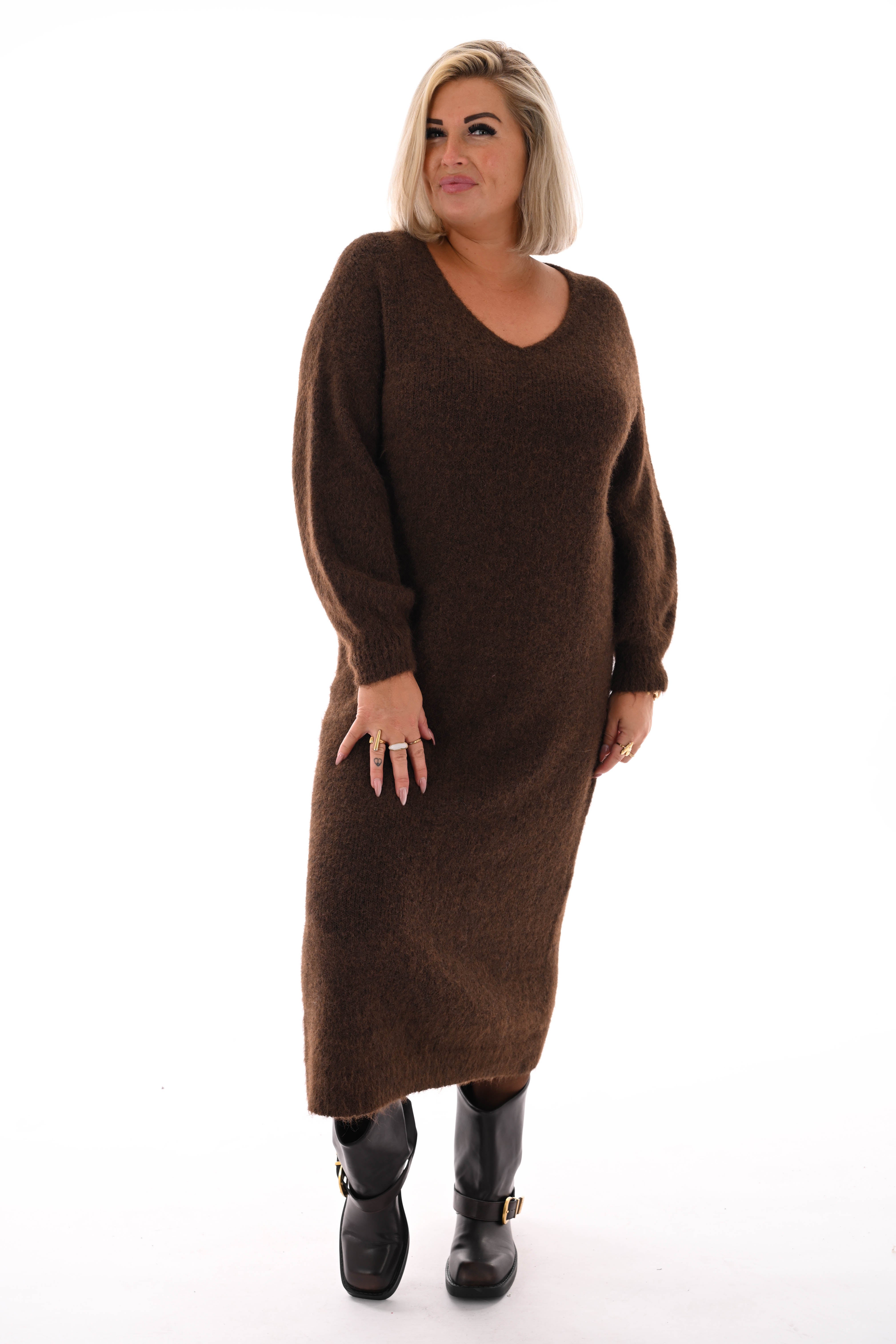 Jurk lang fijn gebreid  v-hals bruin