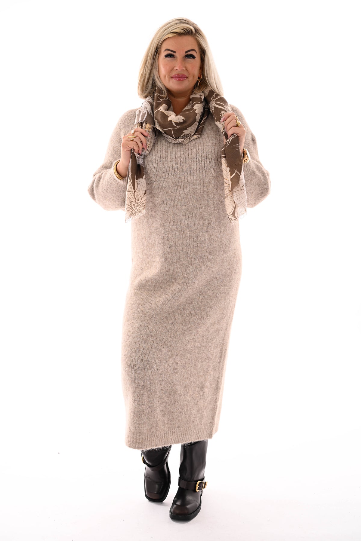 Jurk lang fijn gebreid  v-hals beige