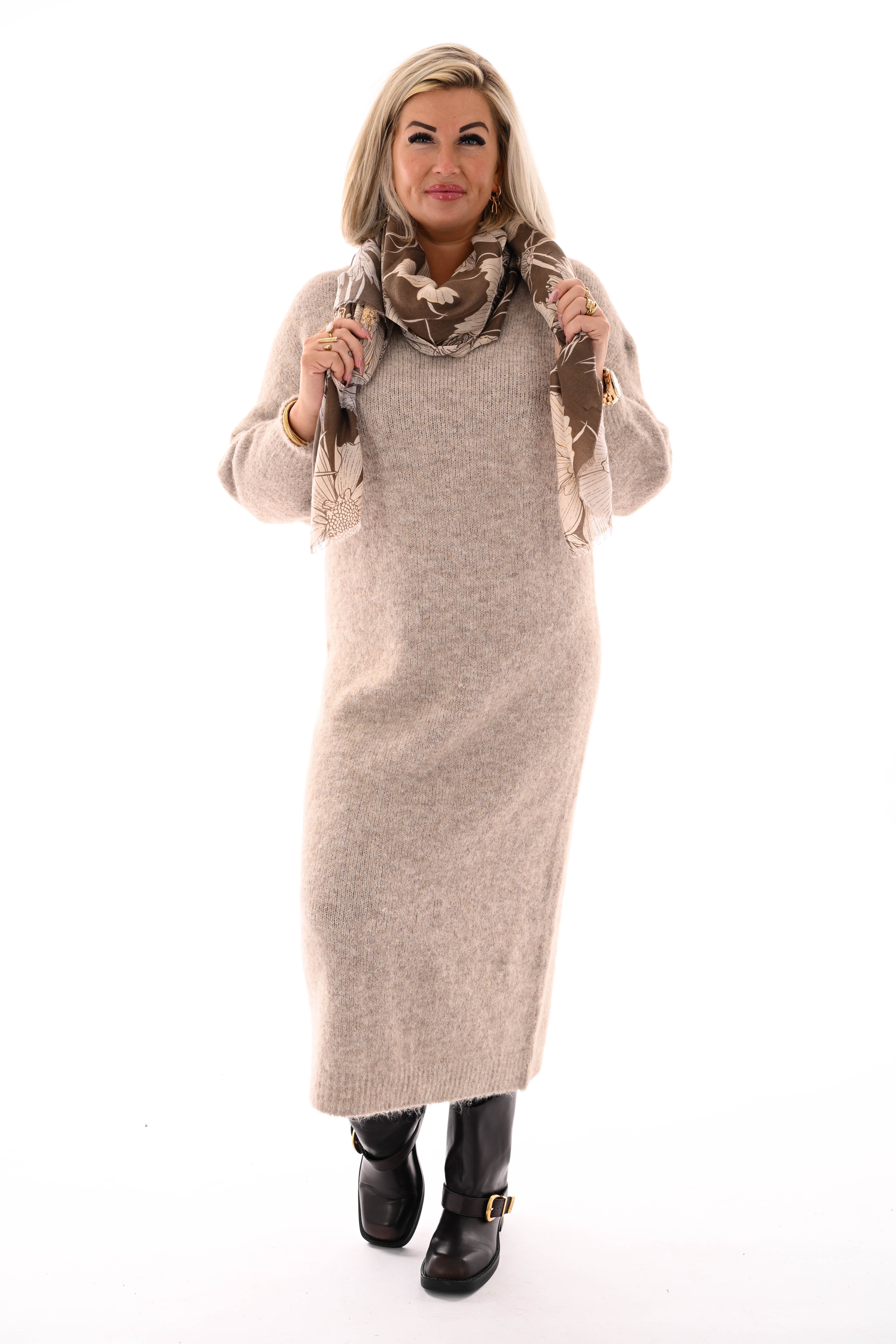 Jurk lang fijn gebreid  v-hals beige