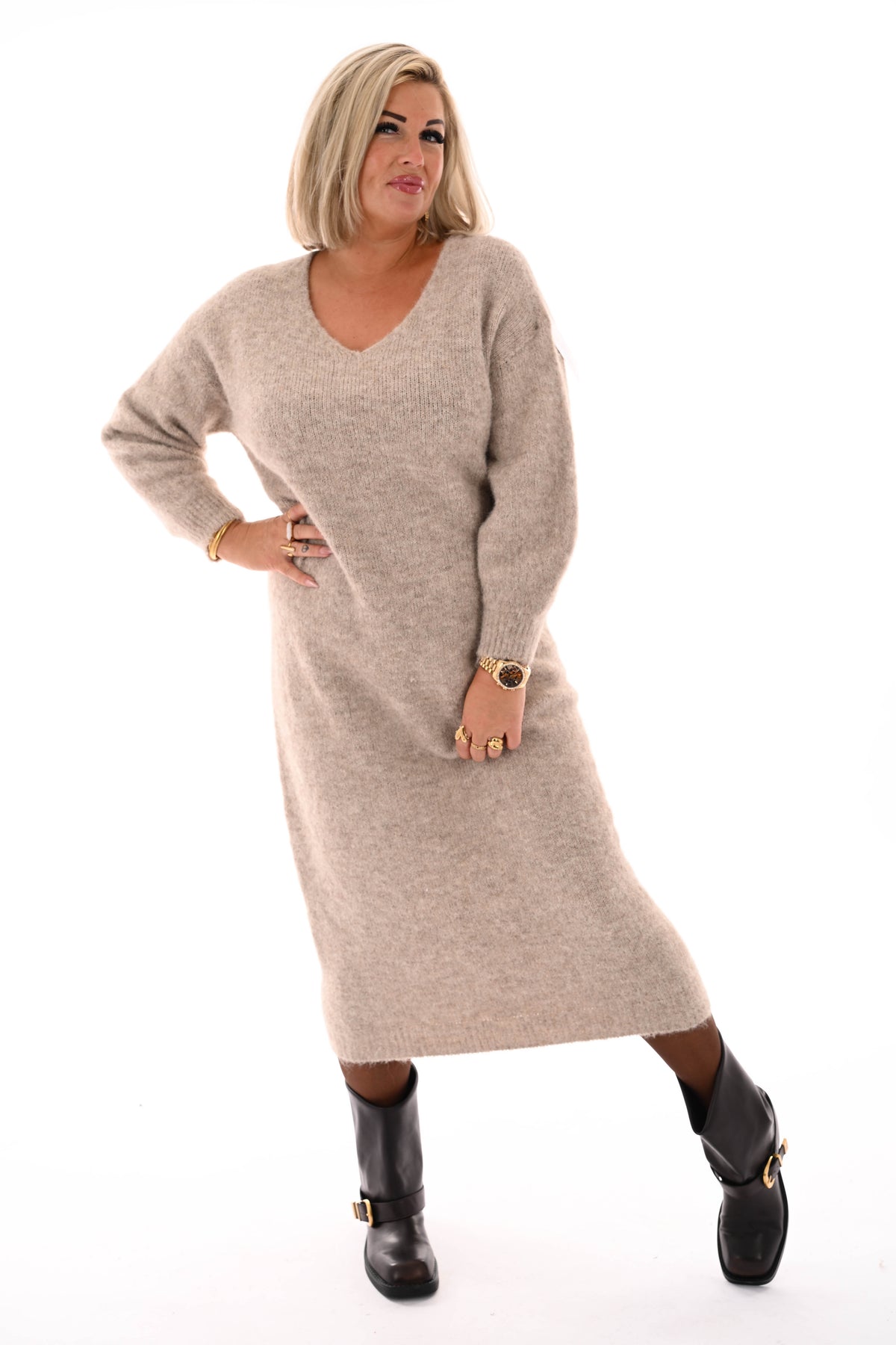 Jurk lang fijn gebreid  v-hals beige