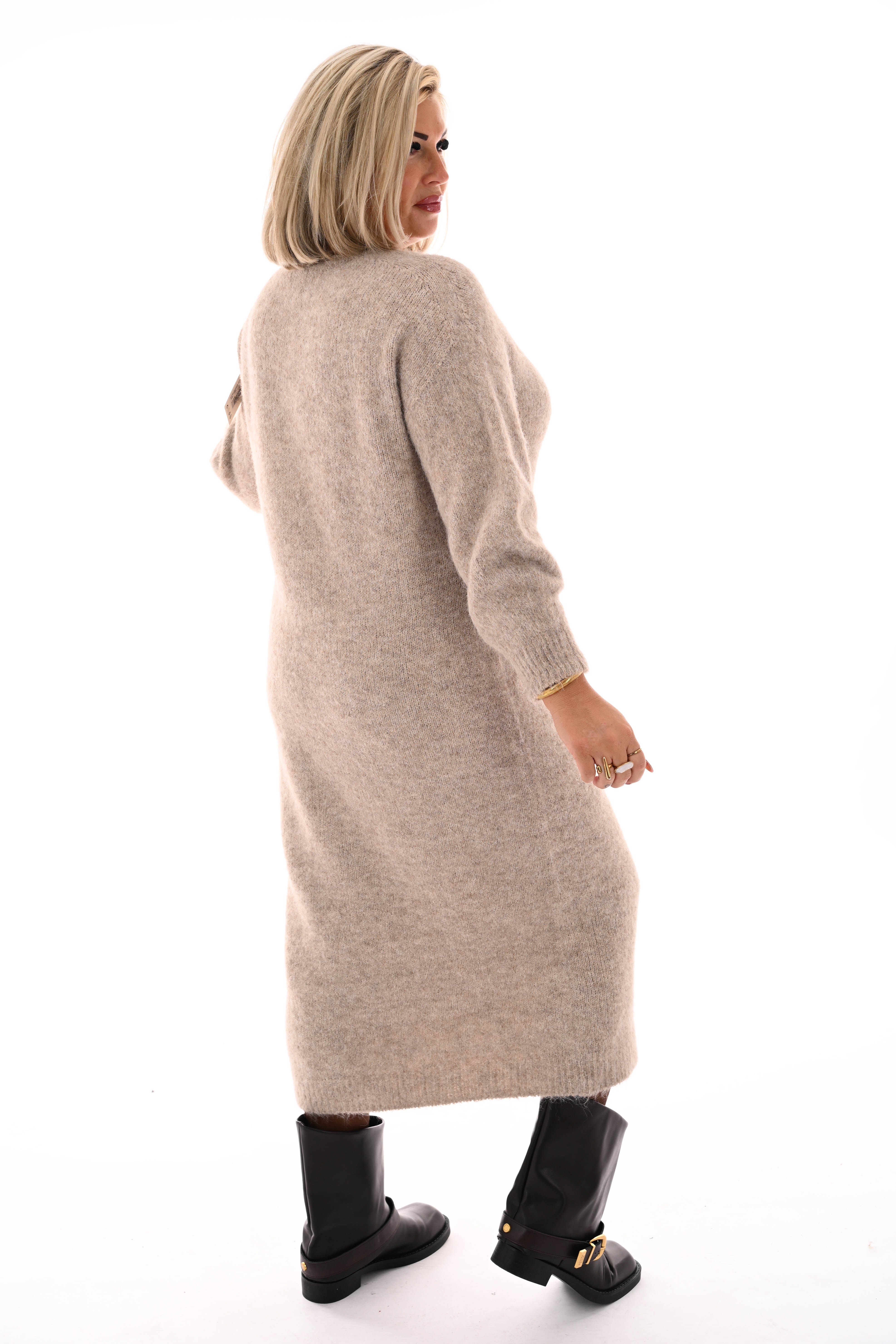 Jurk lang fijn gebreid  v-hals beige